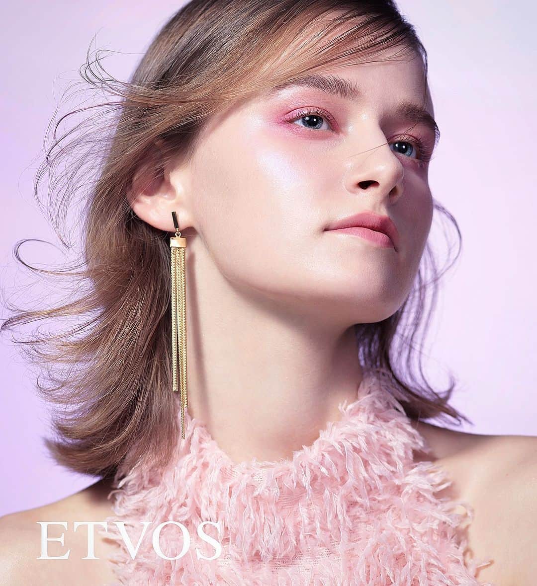 小田切ヒロのインスタグラム：「ETVOS cosmetics 2023 holiday collection. "INNER LANDSCAPES" model：Iga B photographer ：takuya uchiyama (SIGNO) styling：chie atsumi (ota ofice) hair&make&nail：hiro odagiri (Nous) #nous_works」