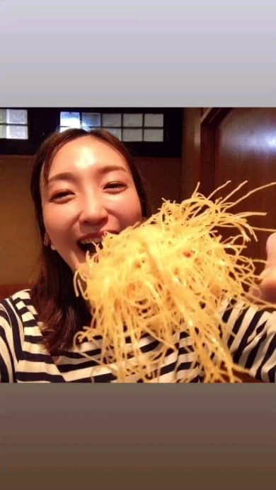 藤原宏美（ひろみん）のインスタグラム：「【いくらでも食べられるサクッと軽い揚げたて串揚げ】  福岡市内に5店舗ある串匠さん☺️  今回は博多駅筑紫口店 (@kusisyo)を利用したよ🎵  約30種類の串揚げを “ストップ”言うまで揚げてもらう おまかせコース❣️  #カウンター席は目の前で！ #揚げたての串揚げを一本ずつ提供 #衣が軽くていくらでも食べられる  串匠さんは昔から好きで、 ひとりでも行っちゃうのだけど  地元の食材を なるべく使うようにされているから 九州好きの私には嬉しいお店🥰  つけダレなども全て手作り👏 個人的にタルタルが旨すぎー❤️  串は創作が多くて楽しいよ☺️  私は高校生が育てた ●発芽にんにくの肉巻き ●栗の甘露煮プラム巻き が、めちゃくちゃ好きだった😍  スタッフさんも優しいし、 ぜひ串匠さんの 揚げたての串を食べてみてね✌️  PR @kushisho94  #串匠 #くししょう #福岡串揚げ #博多居酒屋 #博多ディナー #博多駅グルメ #福岡グルメ #博多グルメ #福岡旅行 #福岡観光 #福岡串揚げ #博多串揚げ #地産地消 #藤原宏美」