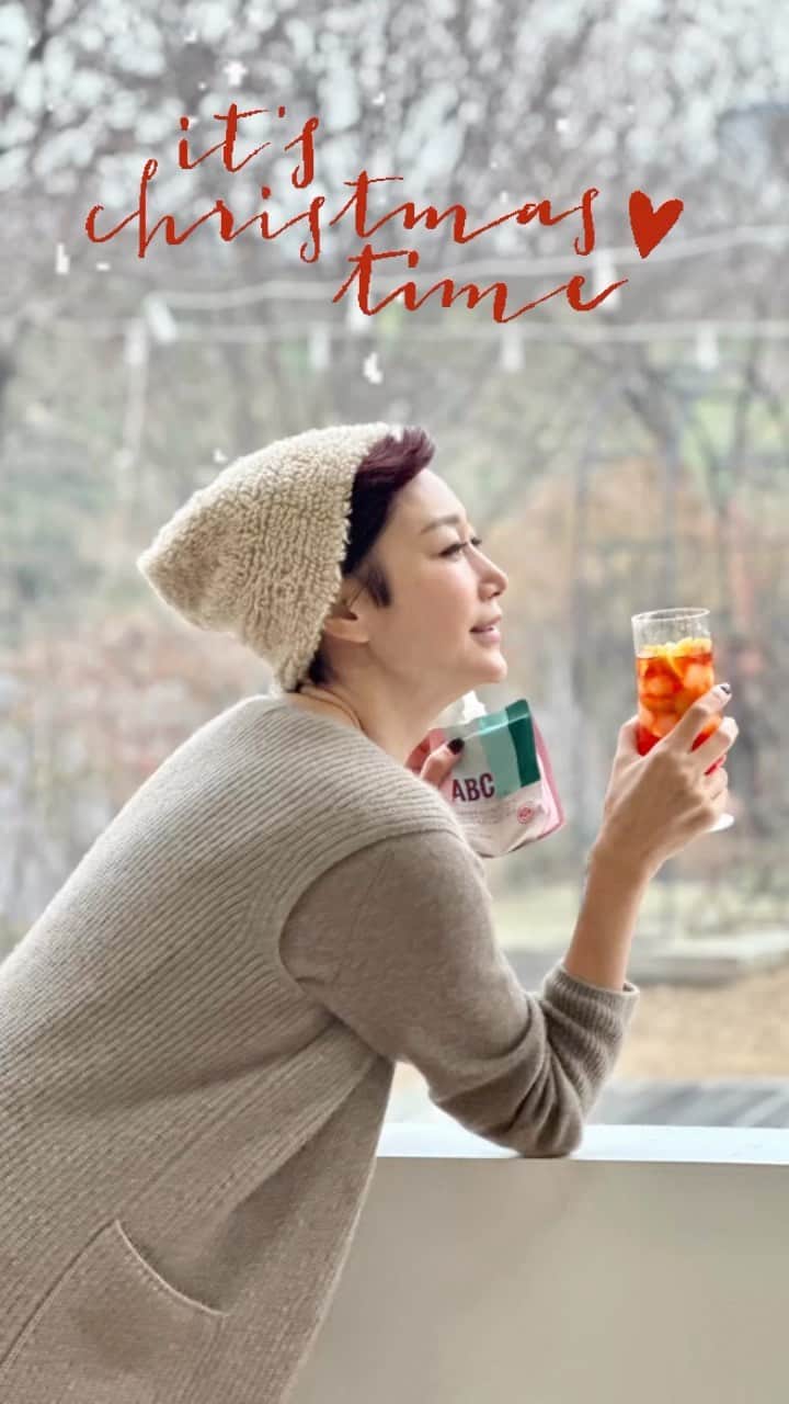 ピョン･ジョンスのインスタグラム：「매일 서프라이즈이죠??  효소혁명 만큼이나 ABC쥬스 유명하죠!!  첫째주 토/일요일 만날수있어요  넘 인기좋으니 항상 찾으시죠?   👁️‍🗨️abc쥬스/5kcal곤약젤리 다욧하다보니 먹는거에 민감해지네요  Abc쥬스는 오로지 사과/비트/당근으로  디톡스개념으로 꾸준히 먹고있거든요?  아침에 주스한잔 완전 좋죠!  그래두 낮에는 상큼하게 칼로리 낮은거 찾다가  만들어 버렸어요 🤪🤪🤪🤪 애들과 함께 드세요 ! 5kcal 7베리곤약젤리 완전 맛나요  7가지 베리가 섞여서 고급져요  냉장보관 후 차갑게 드시면 탱글한 식감이 살아 더욱 맛있게 드실 수 있어요 ^^  ♥  얼음틀에 넣고 냉동보관 후 드시면 곤약젤리 아이스크림으로 드실 수 있어요  ♥ 사이다나 탄산수를 넣어 먹으면  상콤달콤한 곤약젤리 에이드 완성!!   ♥ 곤약젤리 파우치 윗 부분을 잘라  컵에 담은 후 과일을 토핑해서 드셔보세요! 곤약젤리 과일푸딩으로 아이들 간식으로도 좋아요 Dr.Liv x HOYATOYA 곤약젤리 이런 분께 추천드려요!  √ 달고 짠 음식에 중독이 심한 분 √ 단 것을 먹지 않으면 스트레스 받는 분 √ 식사량을 줄여 무리한 단식을 하는 분 √ 죄책감 없는 간식이 필요했던 분  꼼꼼하게 챙긴 5가지 부원료! - 콜라겐 - 히알루론산 - 엘라스틴 - 비타민C - 식용달팽이 추출물  라방할때마다 마시니 궁금했죠?  이제 콤부차 ,abc쥬스와함께 또 건강하게 먹을것이 생겼어요  건강한 다욧 성공하세용  ❤️abc쥬스6박스이상/곤약젤리5박스이상 🔜랜덤 크로스 쥬스 한박스씩 선물드릴께용 20명! 이제 9am 오픈합니다  1월은 새로 숙성 들어가요 못할수있어요 😵‍💫」