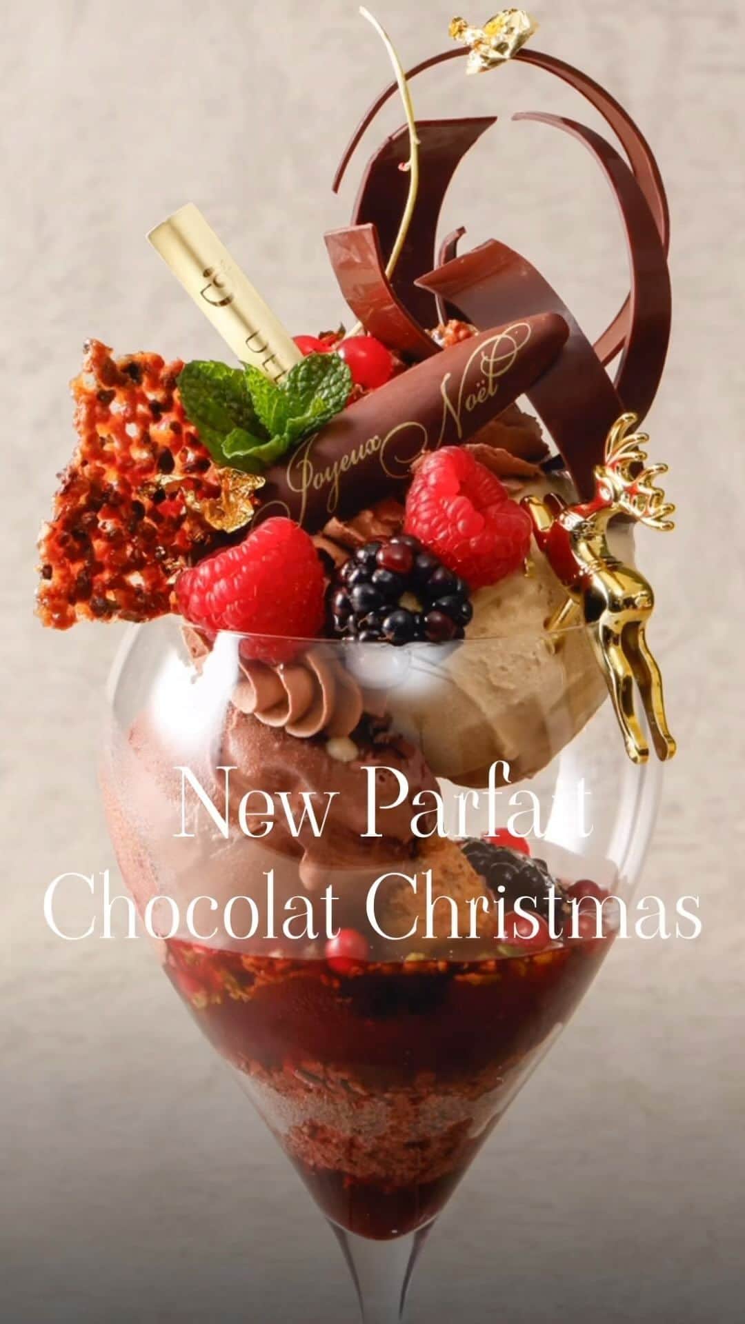 eguchikazuakiのインスタグラム：「2023.START Chocolat Christmas DELIMMO   クリスマス🎄 ホワイトクリスマスに続く第3弾 チョコレートがメインのクリスマスツリー🌲  カシスショコラ×ピスタチオの組み合わせ ブラックベリーやフランボワーズの酸味 赤ワインのジュレでちょっとリッチな味わいに  紅茶と合わせると香りが広がって最高に美味しいですよ  ラストクリスマス ホワイトクリスマス そしてショコラクリスマスは神戸店のスペシャルパフェです  #delimmo #eguchikazuaki #christmasdecor #noel #chocolatecake#xmastree」