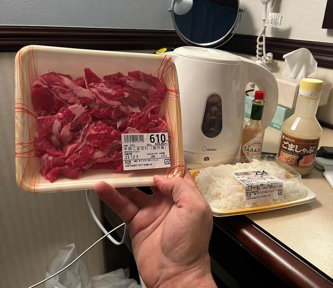 ランス・アーチャーのインスタグラム：「Last night it was Hotel Room Hot pot Shabu Shabu for the win!  Simple. Cheap and in my underwear!!」