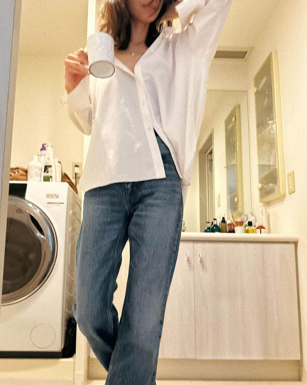 牧野紗弥さんのインスタグラム写真 - (牧野紗弥Instagram)「40代に向けて欲しい服。 自分で作る服だったり、好きな人が作る服だったり、憧れの人が作る服だったり♡ 憧れの @fumilee さんがローンチしたデニムブランド @fumi_jean もその一つ。エブリデイと名付けられた3色のストレートデニムの中から私が選んだのは、白シャツが似合いそうな綺麗な青色👖 今朝支度をしていたら子供達からも「ママ良いじゃん」と✌🏻 シンプルだけど、伝わるんだなー🤭🤭🤭 デニム @fumi_jean  キャミソール @the_newhouse  白シャツ @ivy_i_am_navy  6枚目は @fumilee さん、サトエリちゃまと❤️」12月2日 8時56分 - makinosaya