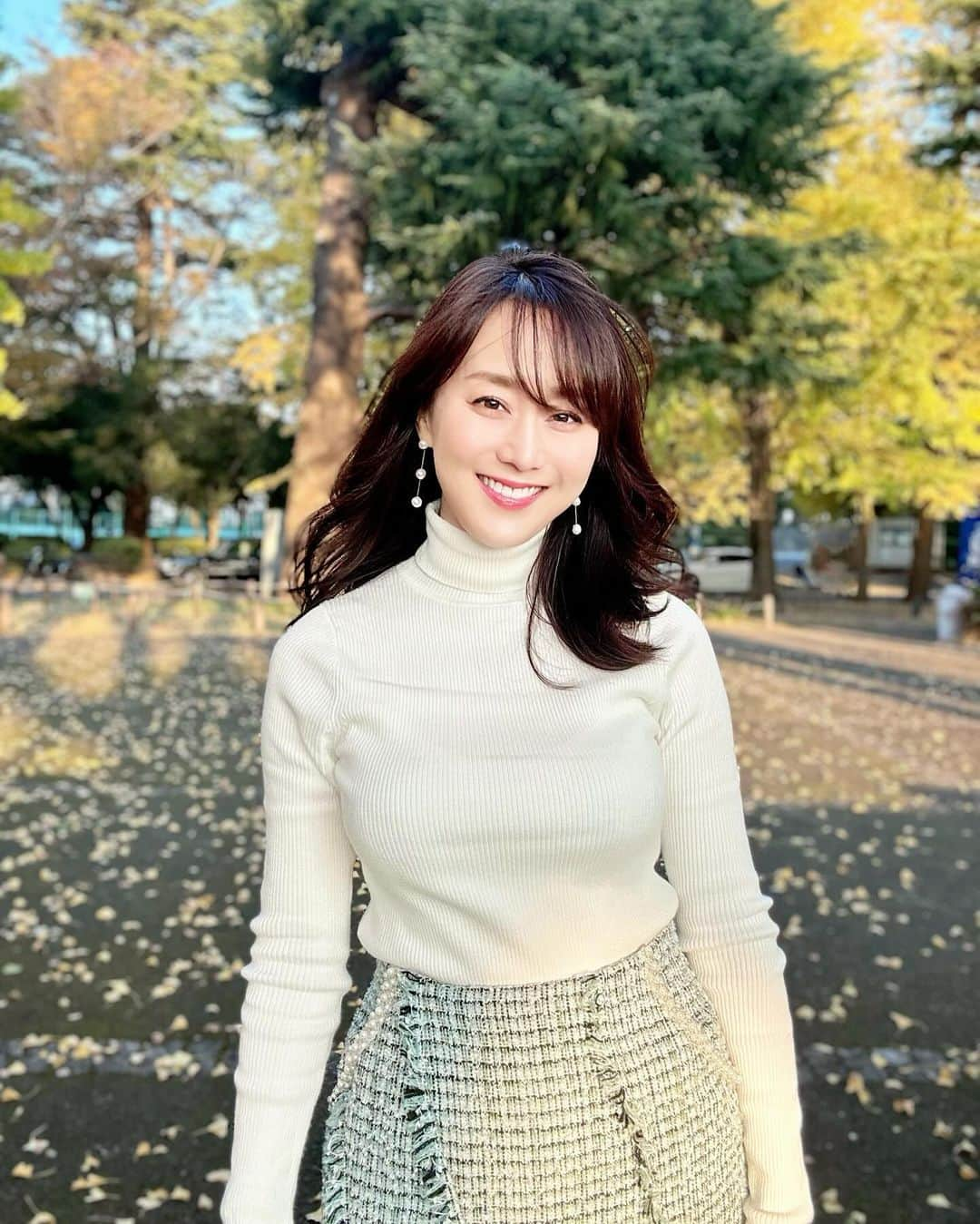 村上麻衣さんのインスタグラム写真 - (村上麻衣Instagram)「おはようございます。  終わりかけのイチョウが、絨毯になっていて 綺麗でした✨  いま「がんばる時期」にいる私。  はい、がんばります。笑  #ポートレート#portrait#秋 #秋の終わり」12月2日 8時59分 - maimaisue