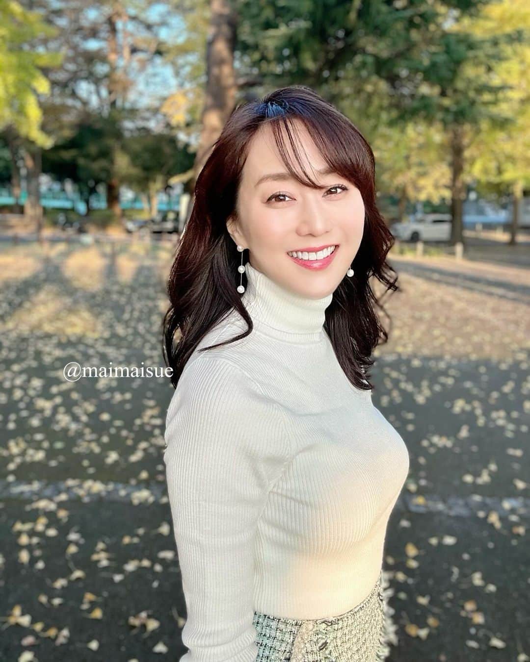 村上麻衣のインスタグラム：「おはようございます。  終わりかけのイチョウが、絨毯になっていて 綺麗でした✨  いま「がんばる時期」にいる私。  はい、がんばります。笑  #ポートレート#portrait#秋 #秋の終わり」