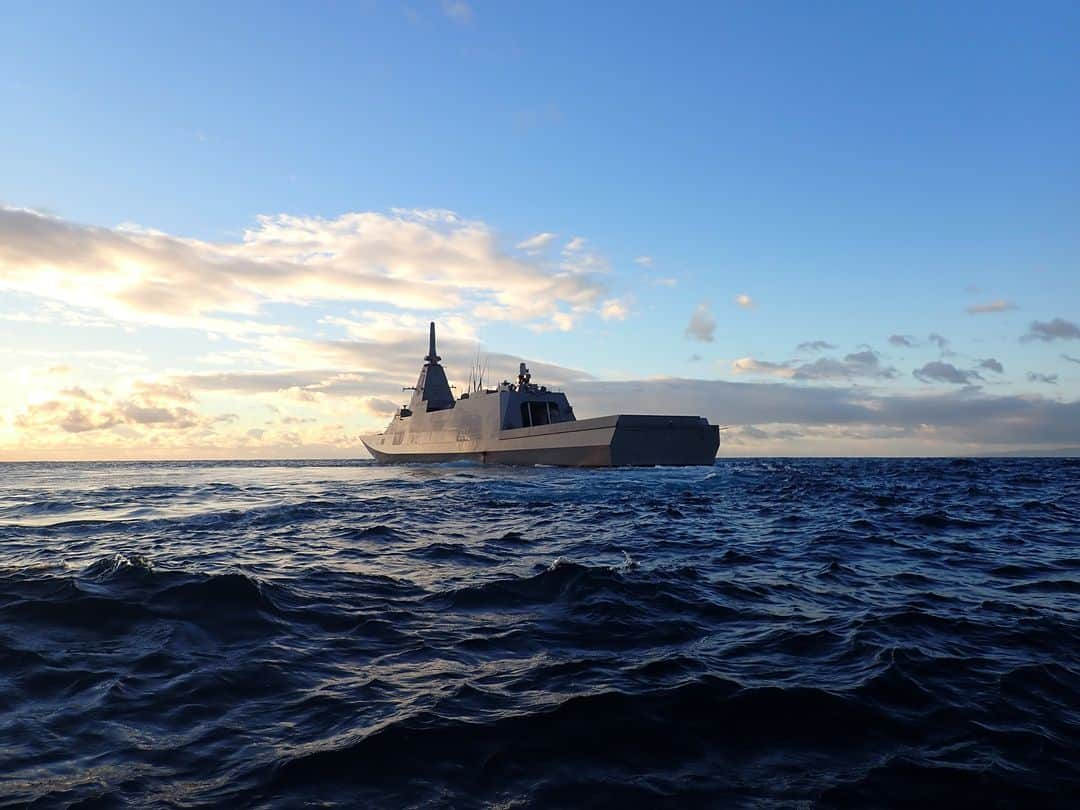 海上自衛隊さんのインスタグラム写真 - (海上自衛隊Instagram)「夜明け☀朝日に向かう「くまの」から 絵画のような美しい一枚🖼  #くまの  #護衛艦 #朝日」12月2日 9時00分 - jmsdf_pr