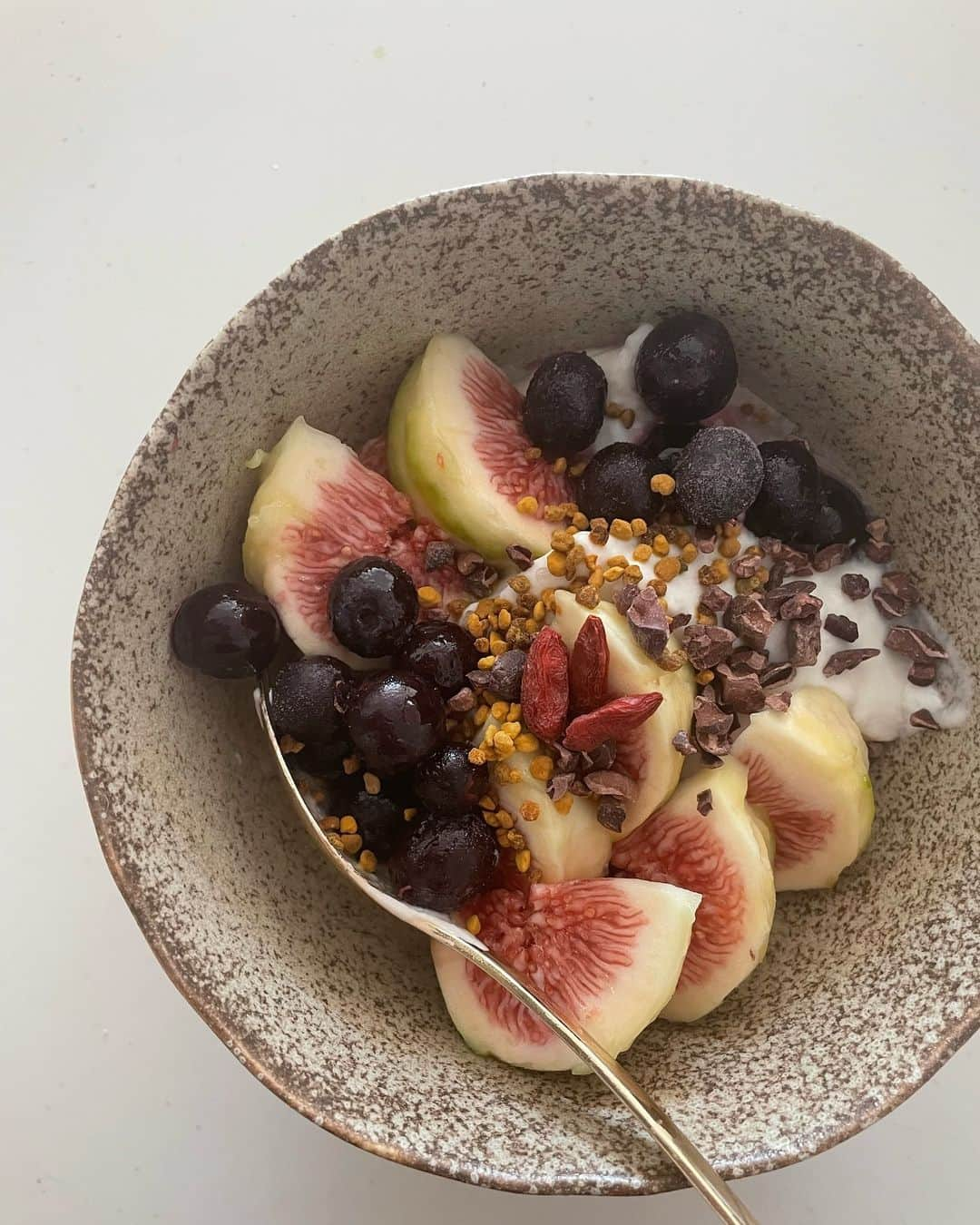 芝彰子さんのインスタグラム写真 - (芝彰子Instagram)「🥄 朝、何食べる？  もう殆ど見かけなくなってしまった 大好きな無花果🥲🤍  ♢  朝ご飯の始めは必ず果物を。  ヨーグルトとの組み合わせが好きで 植物性ヨーグルト(アーモンドorココナッツ)と一緒に  まず天然の食物繊維や水分、 ビタミン、ミネラル、そして何より酵素を摂り入れる事💡  果物は大体30分ほどで消化してくれるので 身体に負担が少ないです (ただ、糖質の高い果物、量の食べすぎには注意⚠️)  もう10年以上の毎日習慣🪴  .  #朝一番は温かい飲み物で温めてから #美容 #健康 #美容食 #毎日習慣 #朝ごはん #無花果 #ヨーグルトボウル #腸内環境 #酵素 #食事改善  #breakfast #vegan #yogurtbowl」12月2日 9時11分 - akiaki1221