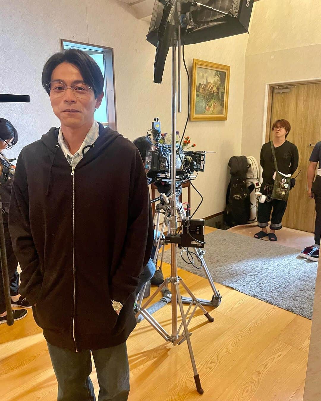 吉沢悠さんのインスタグラム写真 - (吉沢悠Instagram)「． 現場でセッティングを待つ、那須川夏生。  僕の後ろで写っているのは、助監督さんです。  現場で人一倍声を出して、朝から晩まで頑張ってくれてます。  よく考えてみると、俳優は自分の出演シーンにのみ現場に居るだけで、スタッフさん達は全てのシーンを撮影しているわけで。  〈泥濘の食卓〉は、現場のみんなの想いがこもったドラマとなっています！  今夜は新キャラクター登場。 回を増すごとに人間模様が複雑になり、もう後には戻れなくなり…  ーーーーーーーーーーーーーー テレビ朝日 土曜ナイトドラマ 【泥濘の食卓】〜第⑦話〜 @nukarumi_ex  今夜11:30から放送です。  どうぞお楽しみください。  #泥濘の食卓 #齊藤京子 #櫻井海音  #原菜乃華  #戸田菜穂 #筒井真理子 #吉沢悠」12月2日 9時03分 - hisashi_yoshizawa