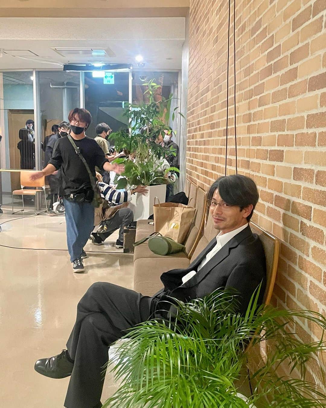 吉沢悠のインスタグラム：「． 現場でセッティングを待つ、那須川夏生。  僕の後ろで写っているのは、助監督さんです。  現場で人一倍声を出して、朝から晩まで頑張ってくれてます。  よく考えてみると、俳優は自分の出演シーンにのみ現場に居るだけで、スタッフさん達は全てのシーンを撮影しているわけで。  〈泥濘の食卓〉は、現場のみんなの想いがこもったドラマとなっています！  今夜は新キャラクター登場。 回を増すごとに人間模様が複雑になり、もう後には戻れなくなり…  ーーーーーーーーーーーーーー テレビ朝日 土曜ナイトドラマ 【泥濘の食卓】〜第⑦話〜 @nukarumi_ex  今夜11:30から放送です。  どうぞお楽しみください。  #泥濘の食卓 #齊藤京子 #櫻井海音  #原菜乃華  #戸田菜穂 #筒井真理子 #吉沢悠」
