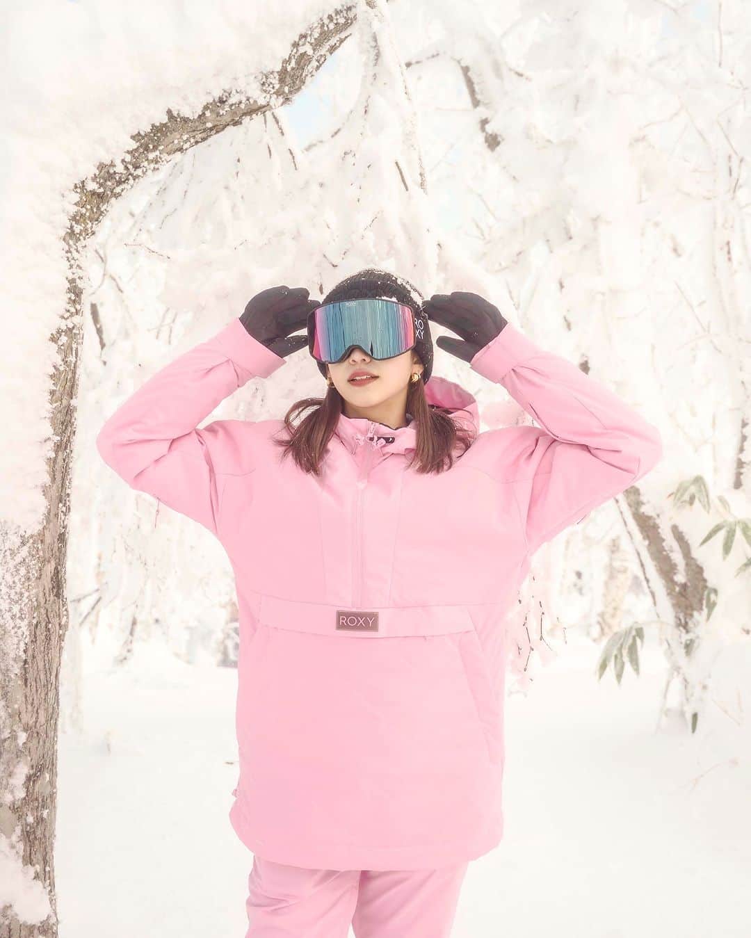 ROXY JAPANのインスタグラム：「さぁ滑りに行きましょ❄️🩵✨ #roxysnow @sarah_muneno」