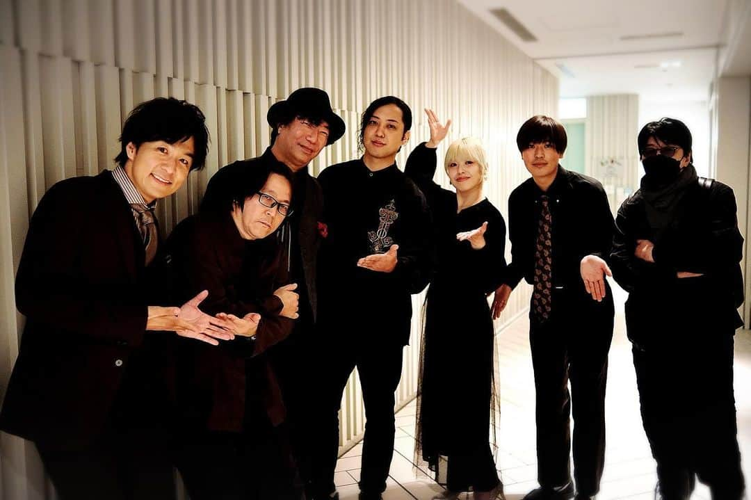 藤澤ノリマサさんのインスタグラム写真 - (藤澤ノリマサInstagram)「*  『The Vocalism Norimasa Fujisawa Sings Song writer vol.01 GORO MATSUI』@COTTONCLUB  いかがでしたか？  松井五郎さんが作詞をされた楽曲によるセットリスト✏️  他の方の楽曲を歌うのって緊張するし、 変にアレンジをしたら違う楽曲になっちゃうし。 でも、藤澤ノリマサ色を出したい！  そんな感じで歌っていました。  松井五郎さんに支えられ、 バンドメンバーに支えられました。  反省点もいっぱいあるけど、 vol2.3と続けられように頑張ります。  今日はちょっとだけなーにも考えないでいたいな（笑）  #松井五郎 さん #安部潤 さん #三井大生 さん #大野陸 さん #杉村謙心 さん #YUKO さん #藤澤ノリマサ  *」12月2日 9時07分 - fujisawa_0308