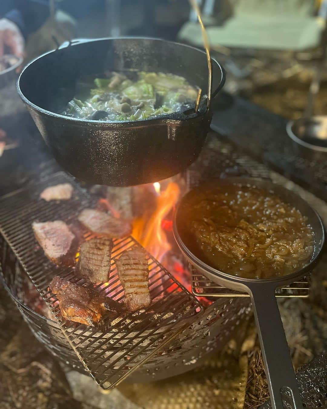 栗原文音さんのインスタグラム写真 - (栗原文音Instagram)「. FOLKWOOD VILLAGE八ヶ岳  初めてのデイキャンプ🏕️ 神楽坂のCRAZY PIZZA SQUAREの鈴木シェフも一緒に！！✨ しっかり練られた11品のおもてなしメニューに、私は心を奪われました🥹 写真が全て載せ切らない…笑 何が出てくるのかワクワクが止まらない、かなり贅沢な初のデイキャンプでした♡  日が落ちてからの自然に囲まれたサウナは、素敵な空間で疲れが一瞬でぶっ飛びました😍 これはハマりますな♡  最高のメンバーと、最高な初デイキャンプの思い出に♪  #FOLKWOOD VILLAGE八ヶ岳 #八ヶ岳 #デイキャンプ #crazypizza #シェフ #サウナ #さうないきたい  #」12月2日 9時08分 - ayane0927