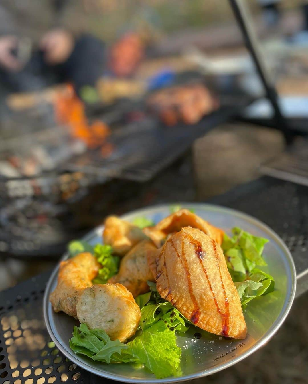 栗原文音さんのインスタグラム写真 - (栗原文音Instagram)「. FOLKWOOD VILLAGE八ヶ岳  初めてのデイキャンプ🏕️ 神楽坂のCRAZY PIZZA SQUAREの鈴木シェフも一緒に！！✨ しっかり練られた11品のおもてなしメニューに、私は心を奪われました🥹 写真が全て載せ切らない…笑 何が出てくるのかワクワクが止まらない、かなり贅沢な初のデイキャンプでした♡  日が落ちてからの自然に囲まれたサウナは、素敵な空間で疲れが一瞬でぶっ飛びました😍 これはハマりますな♡  最高のメンバーと、最高な初デイキャンプの思い出に♪  #FOLKWOOD VILLAGE八ヶ岳 #八ヶ岳 #デイキャンプ #crazypizza #シェフ #サウナ #さうないきたい  #」12月2日 9時08分 - ayane0927