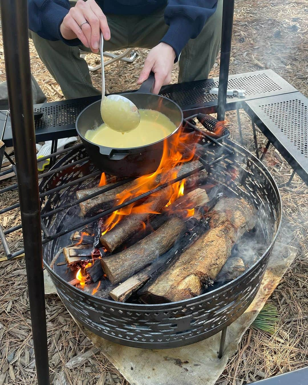 栗原文音のインスタグラム：「. FOLKWOOD VILLAGE八ヶ岳  初めてのデイキャンプ🏕️ 神楽坂のCRAZY PIZZA SQUAREの鈴木シェフも一緒に！！✨ しっかり練られた11品のおもてなしメニューに、私は心を奪われました🥹 写真が全て載せ切らない…笑 何が出てくるのかワクワクが止まらない、かなり贅沢な初のデイキャンプでした♡  日が落ちてからの自然に囲まれたサウナは、素敵な空間で疲れが一瞬でぶっ飛びました😍 これはハマりますな♡  最高のメンバーと、最高な初デイキャンプの思い出に♪  #FOLKWOOD VILLAGE八ヶ岳 #八ヶ岳 #デイキャンプ #crazypizza #シェフ #サウナ #さうないきたい  #」