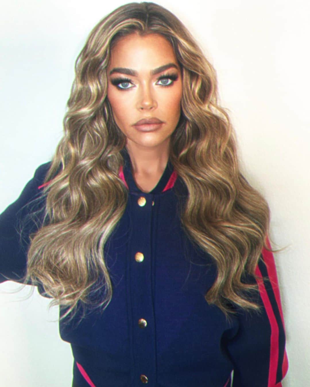 デニス・リチャーズのインスタグラム：「Shooting something exciting today! Can you guess what it is? MUA @julzhopemua  Hair using @hiddencrownhair color sunset  👗 @louisvuitton」