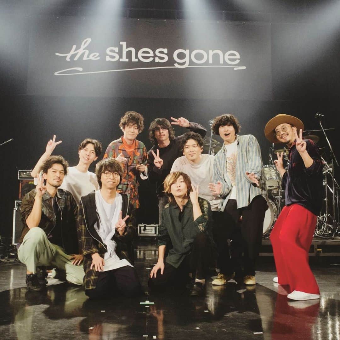 因幡始のインスタグラム：「@the_shes_gone 対バンツアー 「重い愛 TOUR 2023」に出演しました。 呼んでくれたシズゴ、観に来てくれたお客さんに感謝🙏  シズゴのみんなはツアーファイナル。 俺たちは今日からツアー初日。 なんか一方的にバトンを受け取った気分でいます🏃 wacciツアーも頑張るぞー💪  ボーカルの兼丸くんがプロレス好きという事で、もっとお話ししたかった🤼 プロレス好きはみんないい人！！！」
