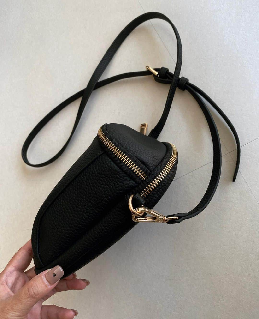 S E I K Oさんのインスタグラム写真 - (S E I K OInstagram)「.  @accessoriesgrace.rakuten　の 【大人のスマホポシェット】  マチがぷっくりとしてて、 コロンとしたフォルムがかわいい💓  背面にはスマホ、それプラス小物が入る便利な スマホポシェットだよ〜😚 分けて収納できるのがいい✌️  柔らかい手触りで 贅沢な本革使用で高見え👏  カラバリ豊富で、 ベーシックなブラック、グレージュ、トープ 差し色に使える、グリーン、レッド、イエロー シルバー、シャンパンゴールド、ピンクゴールドなど😳 迷っちゃうね😚  ショルダー含めて約240gという軽さも嬉しい✨  ちょっとしたおでかけのときや コーデのポイントにピッタリな大人なスマホポシェットだよ💓  チェックしてみてね😆 ______________________________   #PR  #grandegrace」12月2日 9時19分 - seco_days