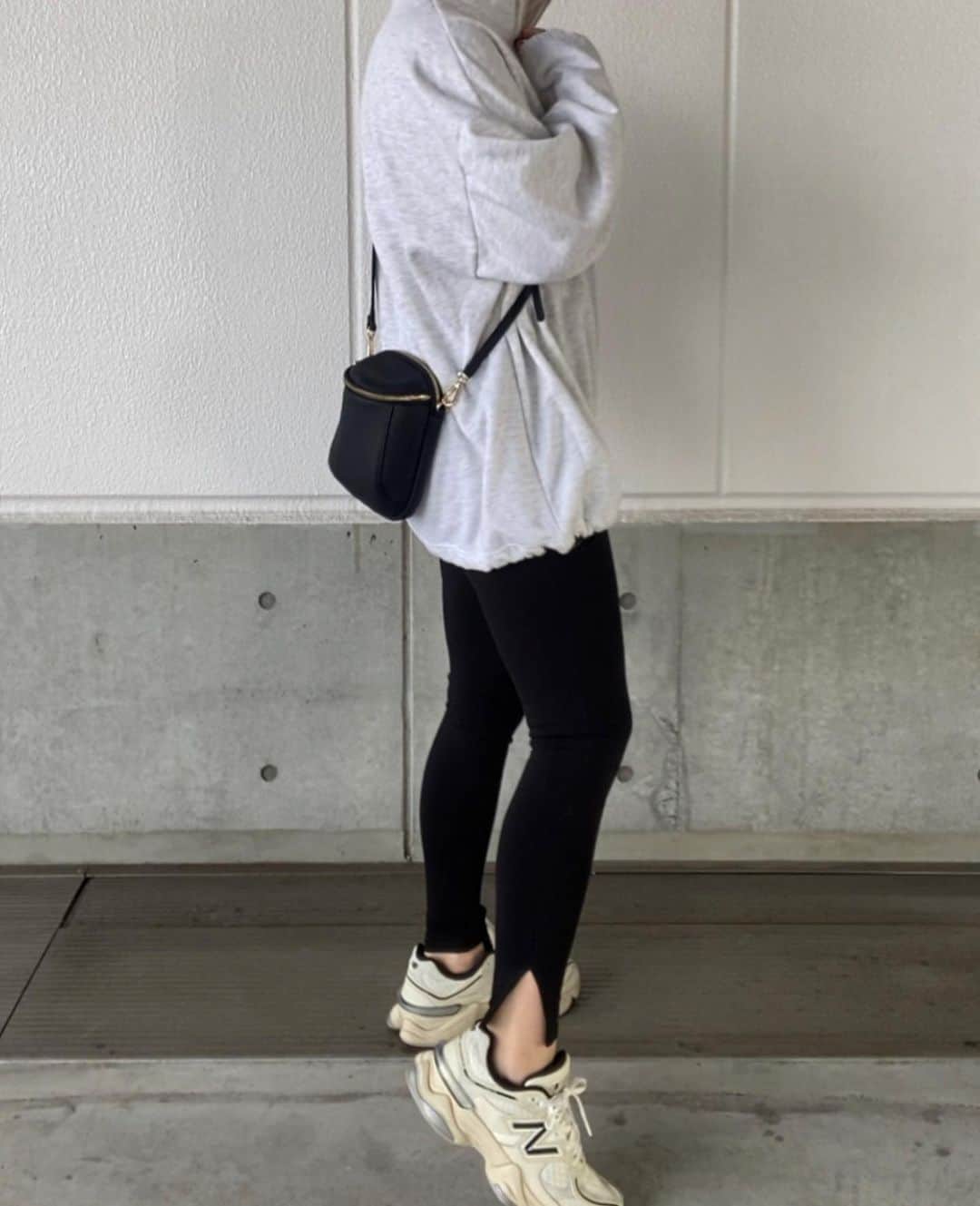 S E I K Oさんのインスタグラム写真 - (S E I K OInstagram)「.  @accessoriesgrace.rakuten　の 【大人のスマホポシェット】  マチがぷっくりとしてて、 コロンとしたフォルムがかわいい💓  背面にはスマホ、それプラス小物が入る便利な スマホポシェットだよ〜😚 分けて収納できるのがいい✌️  柔らかい手触りで 贅沢な本革使用で高見え👏  カラバリ豊富で、 ベーシックなブラック、グレージュ、トープ 差し色に使える、グリーン、レッド、イエロー シルバー、シャンパンゴールド、ピンクゴールドなど😳 迷っちゃうね😚  ショルダー含めて約240gという軽さも嬉しい✨  ちょっとしたおでかけのときや コーデのポイントにピッタリな大人なスマホポシェットだよ💓  チェックしてみてね😆 ______________________________   #PR  #grandegrace」12月2日 9時19分 - seco_days