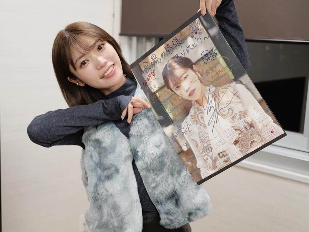 美山加恋のインスタグラム：「12月になりましたね❄️ ついに今月に迫ったお渡し会！！  皆様と作ったお試しポスターは会場に飾る予定です！(抽選もあるかも…？)  ／ ポスターカレンダーお渡し会まで、 あと21日！！📢  ＼  2024年ポスターカレンダーを購入で、お渡し会参加可能となっております！ 詳しくは商品ページをチェック💭」