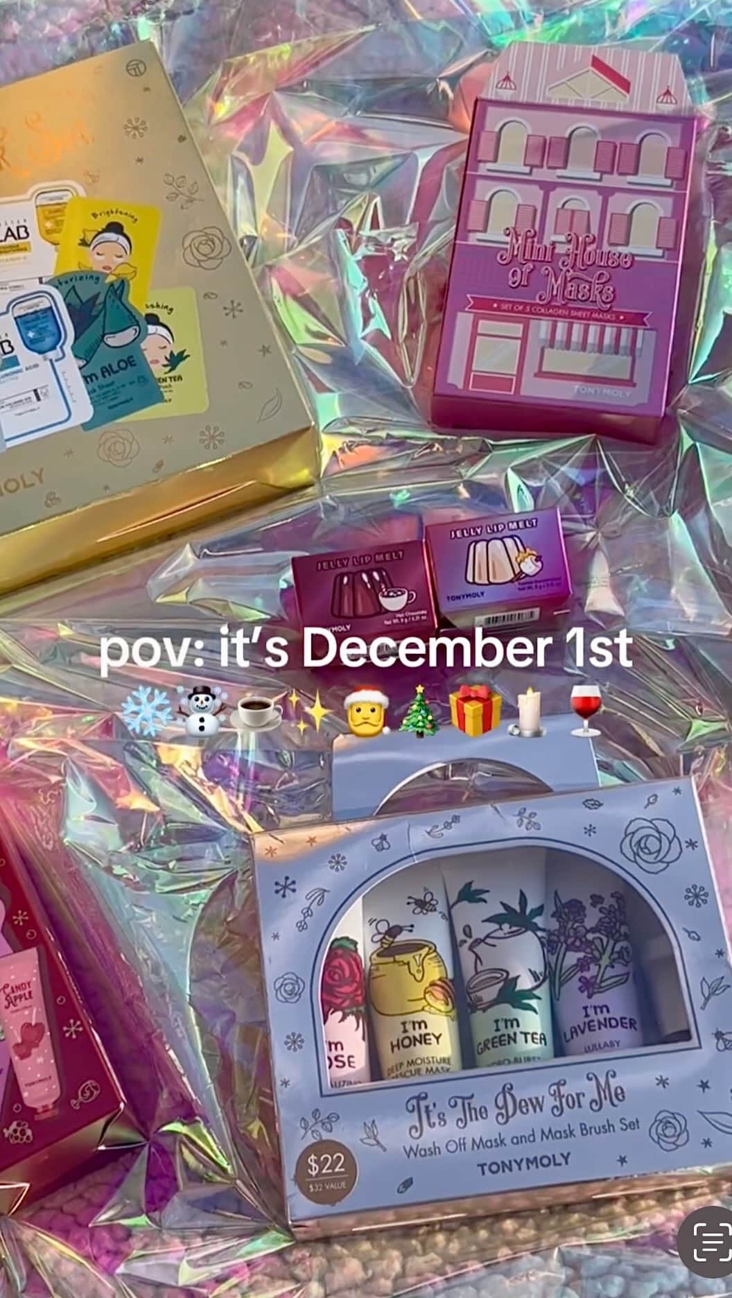 TONYMOLY USA Officialのインスタグラム：「What day is it today? 🎄✨🎁🎉🫶💕🛍️🎅🎊 #xoxoTM #TONYMOLYnMe #Holiday2024」