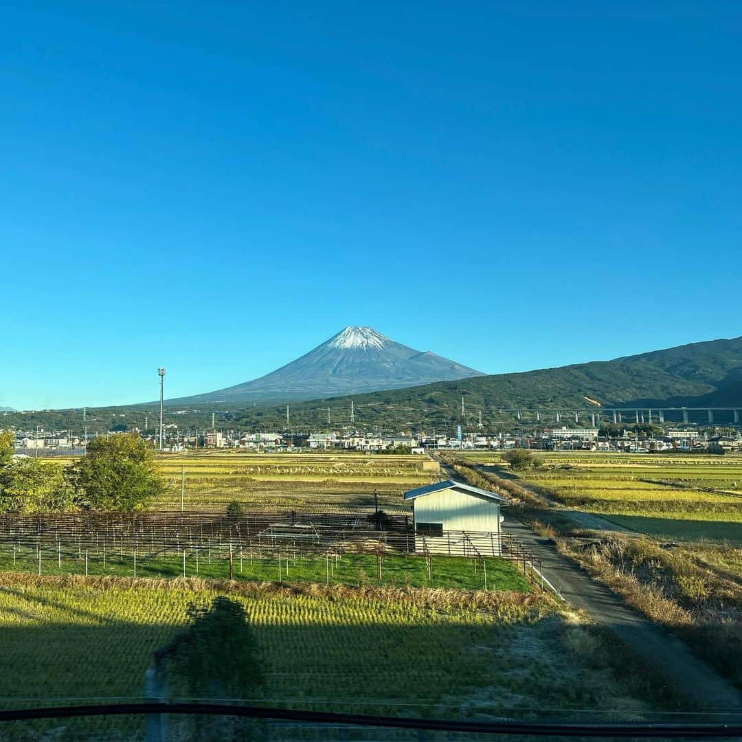 水野真紀さんのインスタグラム写真 - (水野真紀Instagram)「大阪へ向かう新幹線の車窓から見える富士山🗻 粋な車掌アナウンスが。 「私事ではありますが、私が見てきた中で一番きれいな富士山です🚄🗻」 「お楽しみ頂けるよう速度を落として走行しております」 撮るしかないでしょ‼️ 「お休み中のお客様もおられる中でのアナウンス、失礼致しました」との配慮も🙏 本日12/2(土)「せやねん！７時間半SP」（MBS毎日放送9:25～17:00）生放送にちょこっとお邪魔しまーす😜 #せやねん」12月2日 9時29分 - maki_mizuno_official