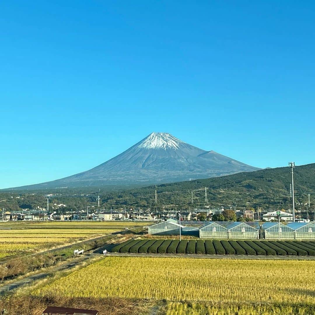 水野真紀のインスタグラム：「大阪へ向かう新幹線の車窓から見える富士山🗻 粋な車掌アナウンスが。 「私事ではありますが、私が見てきた中で一番きれいな富士山です🚄🗻」 「お楽しみ頂けるよう速度を落として走行しております」 撮るしかないでしょ‼️ 「お休み中のお客様もおられる中でのアナウンス、失礼致しました」との配慮も🙏 本日12/2(土)「せやねん！７時間半SP」（MBS毎日放送9:25～17:00）生放送にちょこっとお邪魔しまーす😜 #せやねん」