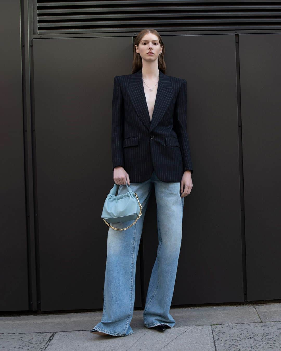 CHARLES & KEITH JAPAN CHARLES & KEITHのインスタグラム：「SlateBlueのスモーキーな色合いと丸みを帯びたシルエットが融合した都会的な印象のバッグ。⁠ ゴールドカラーのオーバルチェーンが、柔らかな雰囲気にスパイスを加えスタイルのアクセントに。⁠ ⁠ ▷Ally アリー ルーシュドスローチーバッグ ⁠ ⁠ #CharlesKeithFW23 ⁠ #チャールズアンドキース」