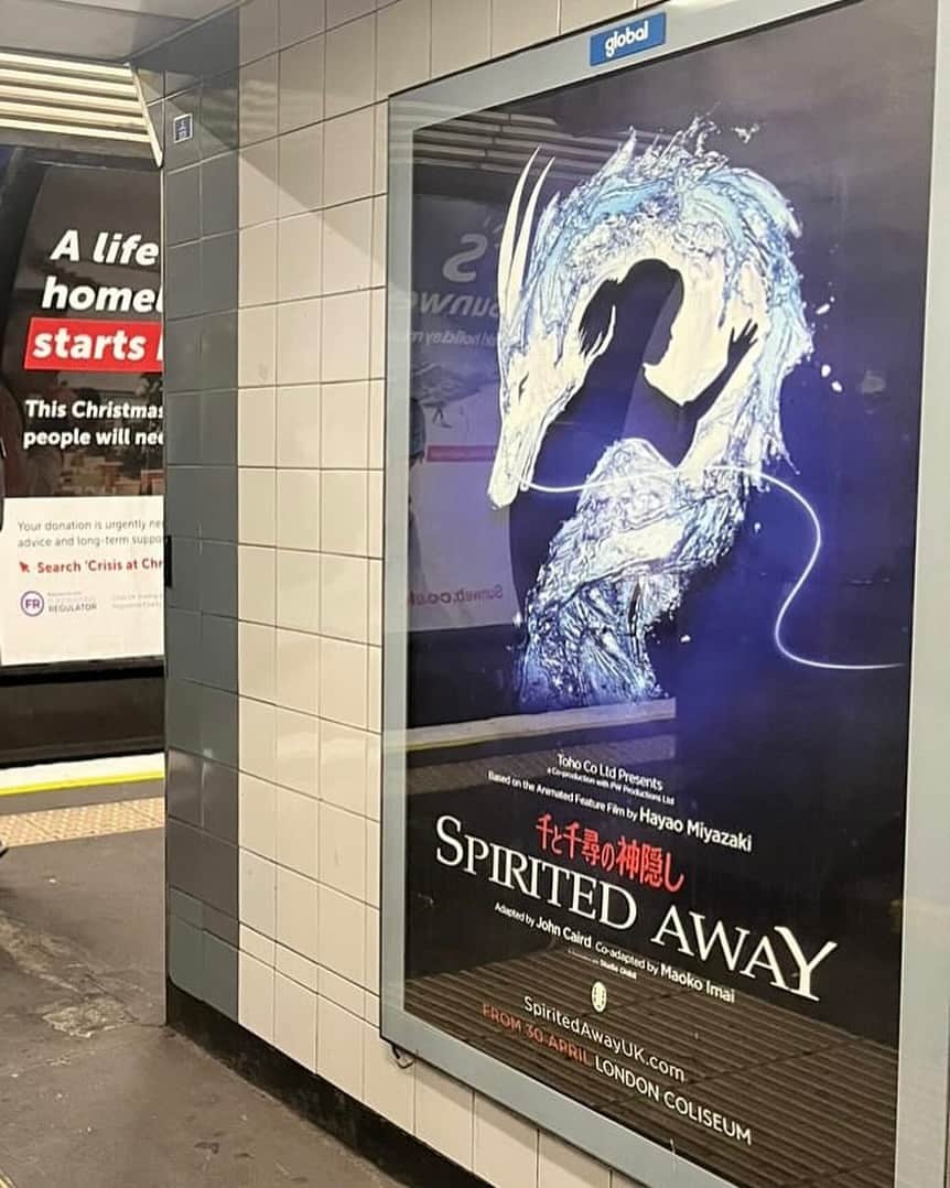 大澄賢也のインスタグラム：「ロンドンの友人から送られてきました👍  ロンドンの地下鉄にある  「千と千尋の神隠し〜Spirited Away 〜」の広告  #千と千尋の神隠し #spiritedaway」