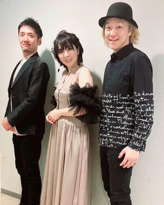 岡本真夜のインスタグラム：「最高の仲間。 ピアノ　櫻井大介 ギター　チェロ　伊藤ハルトシ いつもありがとう。  #山形 #ライブ」