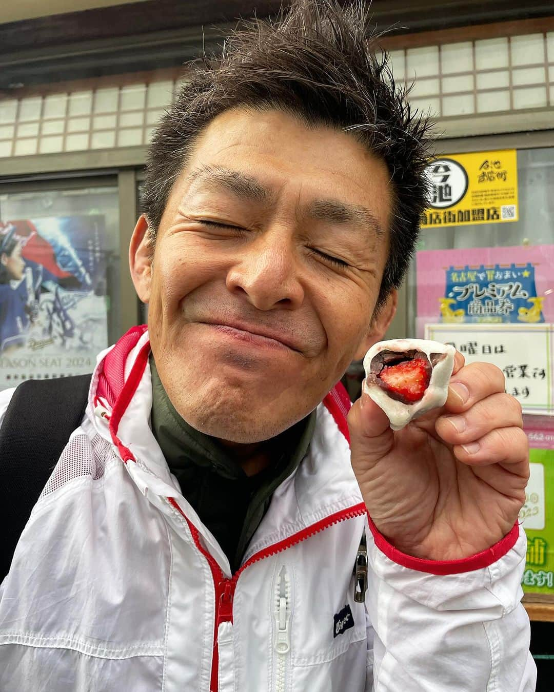 松山三四六のインスタグラム：「🍓  どん底からの、 ベイキングビーナス🫅です。  今日は ランチタイムから お店におります☺️  期間限定の スノードームパンケーキ🥞 すぐ無くなるので、 お早めにどうぞどうぞ😗  アスタキサンチンを飲んで 頑張ります💨  #パンケーキ #パンケーキカフェ　#茅野市 #ベイキングビーナス　#ナカマチカフェ #松山三四朗プロデュース」