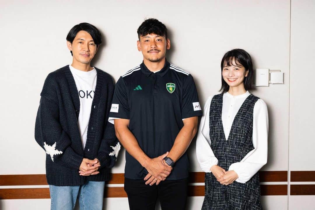 高見侑里のインスタグラム：「◡̈♥︎ 本日12/2(土)のSPORTS BEAT supported by TOYOTAは、トヨタヴェルブリッツの#髙橋汰地 選手がお越しくださいました🏉 ⁡ 来週12/9(土)開幕のJAPAN RUGBY LEAGUE ONEへの意気込みや、今年行われたラグビーワールドカップフランス大会について伺わせていただいています🇫🇷 ⁡ 「ラグビー選手っぽくない」とよく言われるという髙橋選手の素顔も垣間見えるかもしれません🤭 ⁡ この後10:00からの放送をお楽しみに📻 ⁡ #SPORTSBEAT * 衣装提供 ブラウス&ジャンパースカート…#CELFORD」