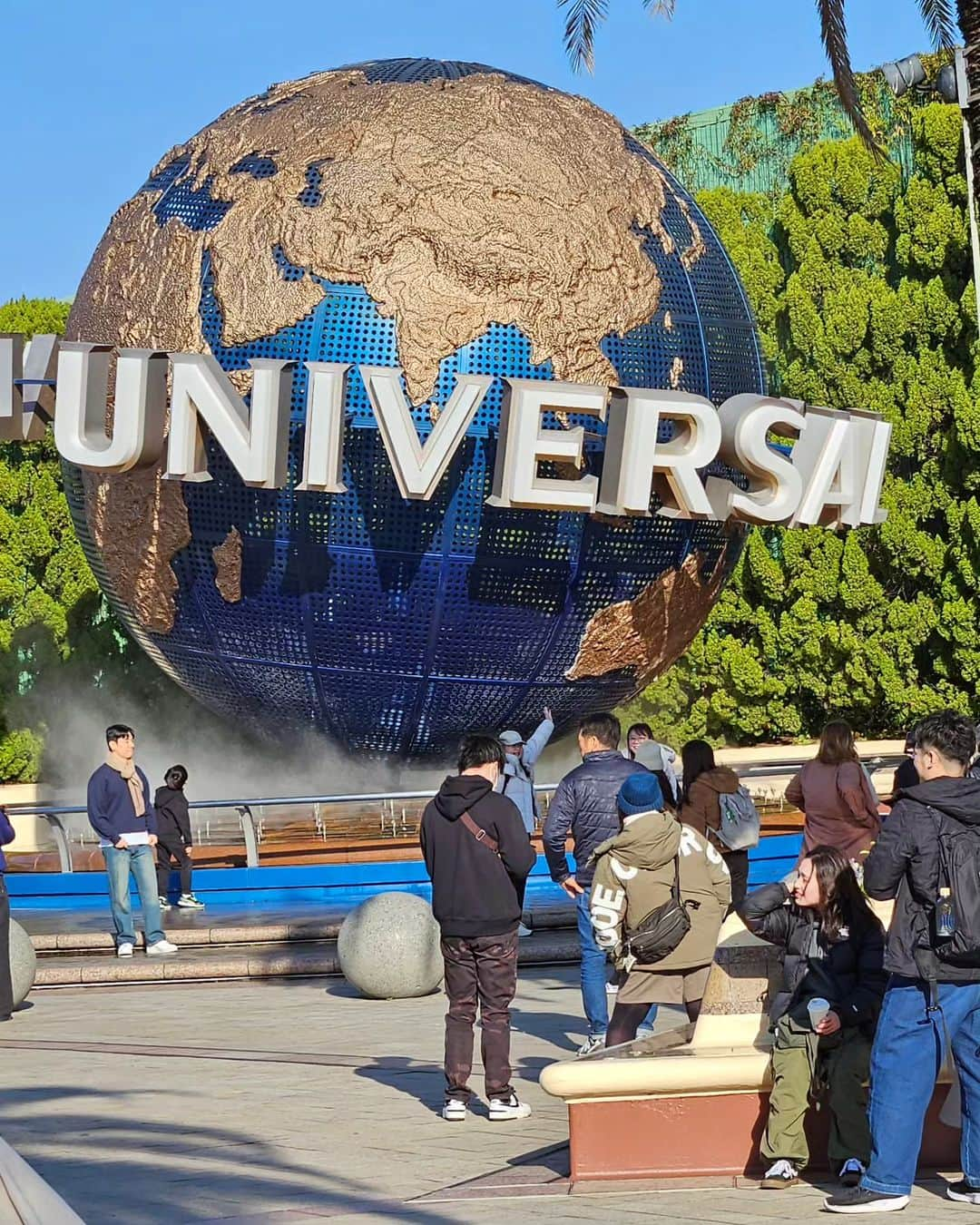 八つ橋てまりさんのインスタグラム写真 - (八つ橋てまりInstagram)「USJ✨  苦手だったのに、めちゃくちゃ楽しくて、また行きたいって思えた🎵  これも、みーんなのお陰さま✨  子供達のパワーってすげー😍  またみんなで行こうね❤️  マリオやっと入れた✨ 感動だったけど、被るやつが頭に合ってなくて笑った😂  ほーんとに楽しかった～✨  #usj #ミニオン #マリオ #大阪旅行 #神戸旅行 #楽しみ過ぎた #最高時間  #歩くパワースポット  #八ツ橋てまり」12月2日 9時45分 - temari.odebu