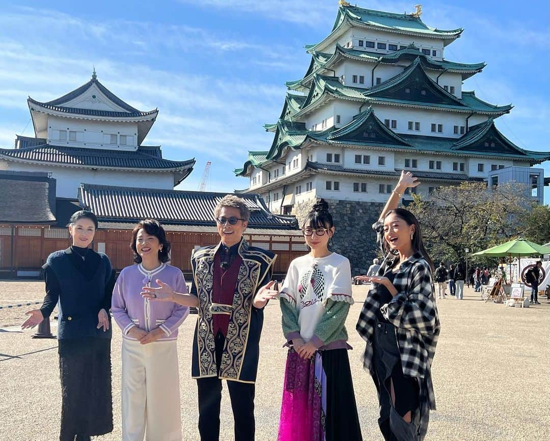 藤あや子さんのインスタグラム写真 - (藤あや子Instagram)「12/3(日)16:05〜 フジテレビ系「お城ツアーズ」  大河ドラマでも話題の徳川家康が建てた名古屋城を勉強して参りました🏯  ツアー後の復習クイズに備えて真剣にメモってしっかり学んできましたよ📝👍🏻  #名古屋城」12月2日 9時43分 - ayako_fuji_official