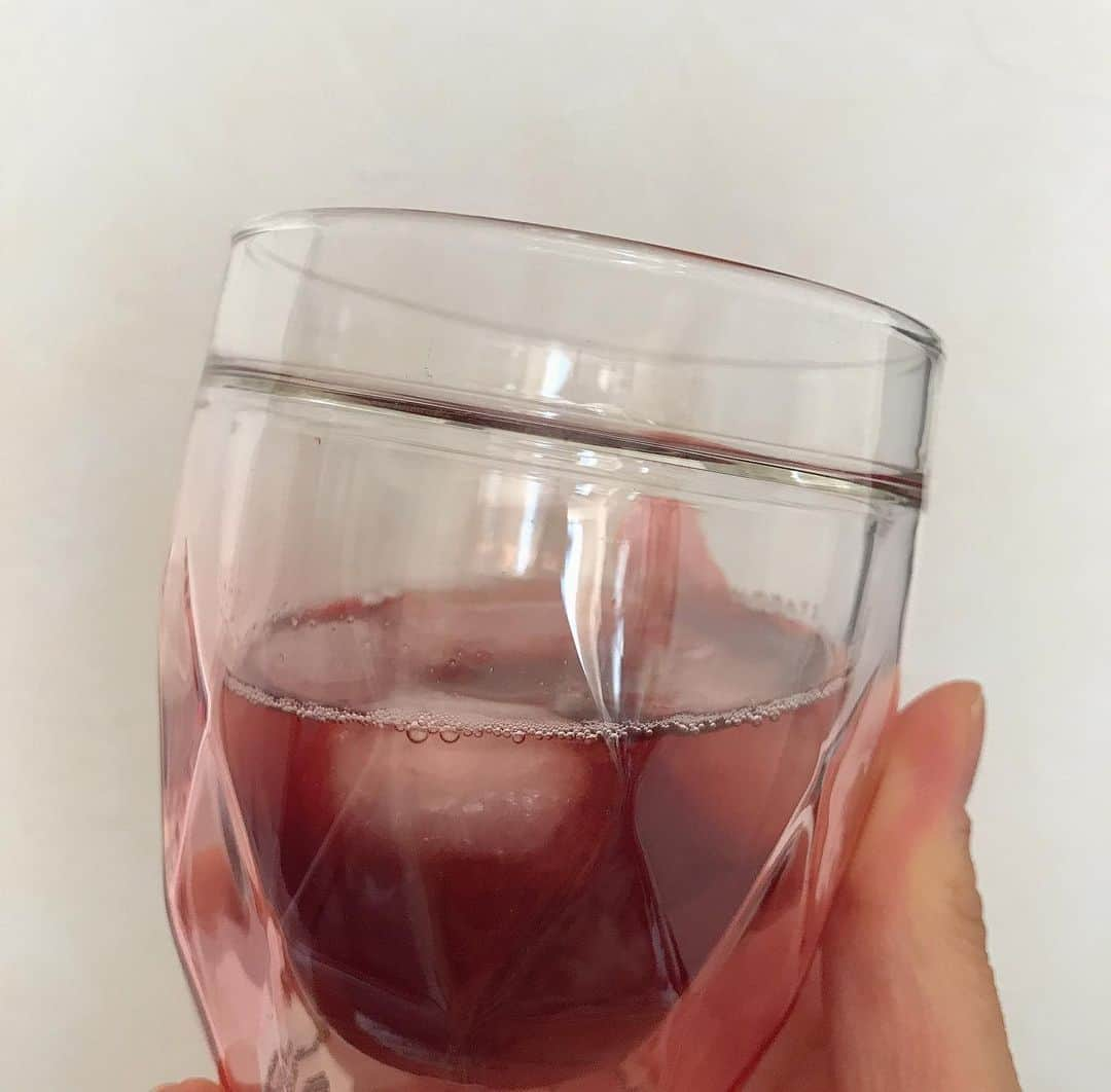 葵さんのインスタグラム写真 - (葵Instagram)「おいしいざくろジュース🥤　  地中海の太陽をいっぱい浴びて育った、完熟ざくろ果汁100％のざくろジュースです。  ざくろってこんなに美味しかったっけ？というくらい本当に美味しくてびっくり❗️ 酸っぱすぎず甘すぎず、このままストレートでゴクゴク飲めちゃいます！ 息子も大好きで毎日飲んでるよ🎶 他にも、ヨーグルトにいれたり、豆乳でわったりとアレンジも楽しんでいます☆  ざくろは女性に嬉しい成分、ポリフェノールの1種であるエラグ酸やビタミンCなどがたっぷりだから飲み続けたい♡  【テレビで話題の長寿遺伝子サーチュイン】 2023年1月17日放送の「カズレーザーと学ぶ」で 『老化を遅らせる夢の食材」としてざくろが紹介され、一時期は入手困難になった商品です。 お得な定期便もあるからチェックしてみてね！  PR @zakuro82zakuro #ざくろジュース #ザクロジュース #ゆらぎ世代 #ベビ待ちさん #美容おすすめ #エラグ酸 #ポリフェノール #野田ハニー」12月2日 9時47分 - dolphin_coconut