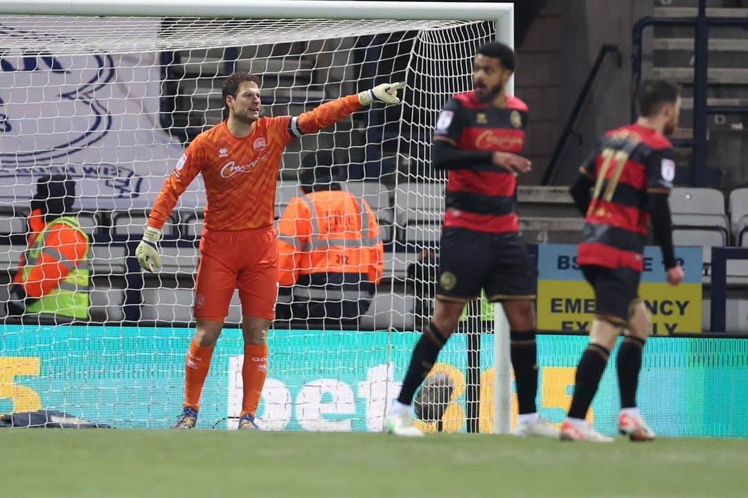 アスミル・ベゴヴィッチのインスタグラム：「A brilliant win in tough conditions tonight! Incredible shift by the whole team. Long journey for our travelling fans, class support. 🔵⚪️🆎🧤 @ab1gk @officialqpr」