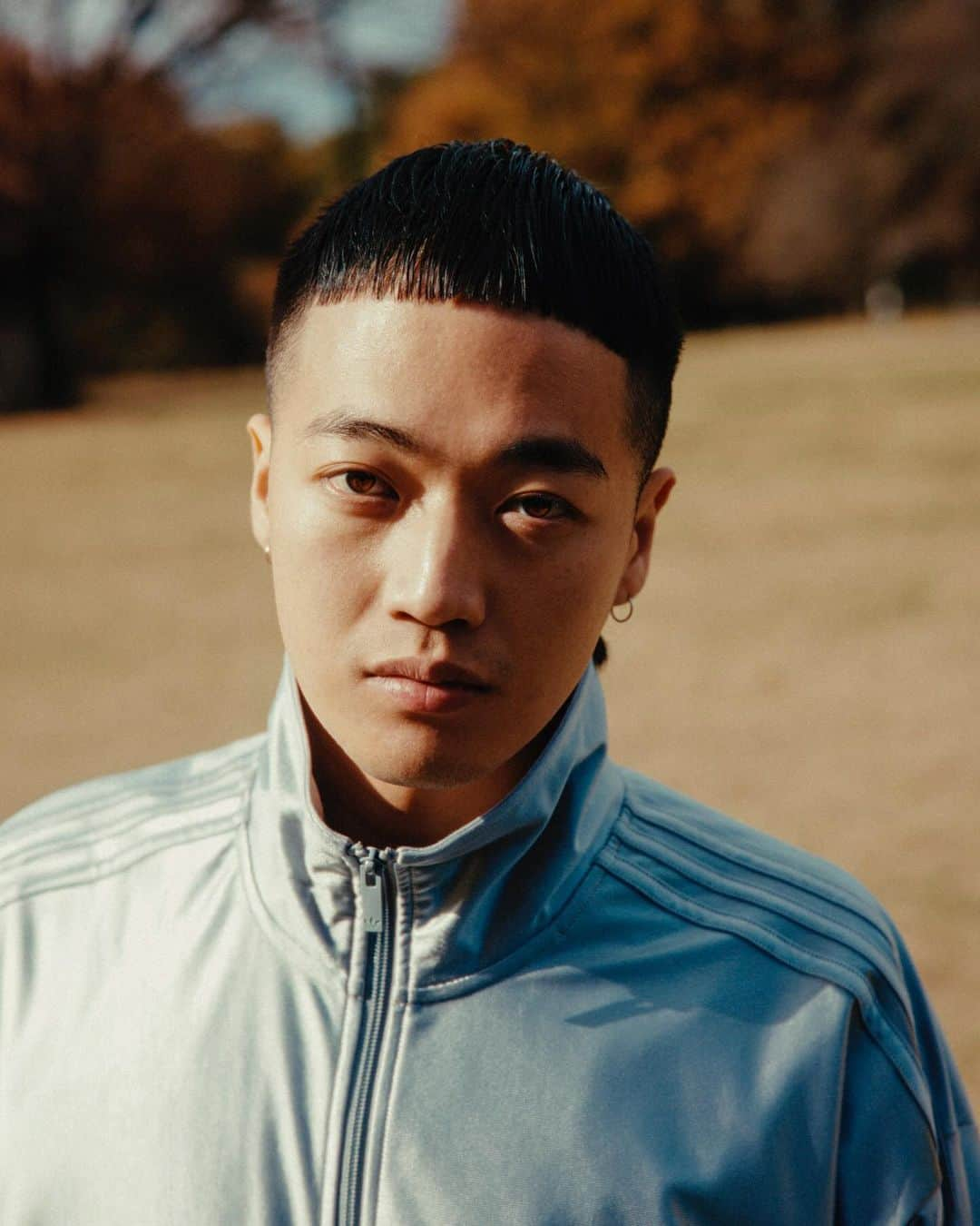 ADIDASTOKYOさんのインスタグラム写真 - (ADIDASTOKYOInstagram)「世界のトレンドを席巻する前に、クラシックな「サンバ」はサッカー界で脚光を浴びた。 滑らかなレザーアッパーとスエードのT-トウ、ガムソールを備えた品のあるミニマルなシルエットは、幅広い世代に愛されている。  #adidasOriginals #adidasSamba」12月2日 10時02分 - adidastokyo