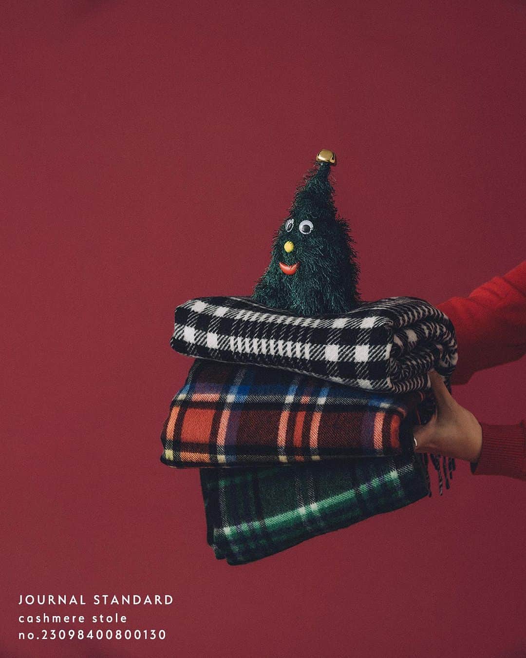 JOURNAL STANDARDさんのインスタグラム写真 - (JOURNAL STANDARDInstagram)「12月になりクリスマスも近づいてきましたね。  JOURNAL STANDARDではお洋服から小物までギフトにぴったりなアイテムを幅広くお取り扱いしております。  今年一年頑張った自分に、家族に、パートナーに… 「大切な人へ」贈るおすすめのギフトをピックアップ致しました。  ぜひチェックしてみてください。  ———  ■カシミヤストール ¥19,800 tax included No.23098400800030  ■【adidas Originals/アディダスオリジナルス】SUPERSTAR LUX JS EXCLUSIVE ¥19,800 tax included No.23093410001730  ■ワイドリブネックウォーマー ¥11,000 tax included No.23090400904030  ■DELSOL EL MARE ALPACA M ¥6,200 tax included 23090410000730  ■DELSOL EL MARE ALPACA S ¥5,200 tax included 23090410000630  ■COSY DOG ¥6,300 tax included 23090410001230  ■【TOV/トーヴ】BUFF BODY：ボディバッグ ¥28,600 tax included 23092410006830  ■【WILLIAM BRUNTON/ウィリアム ブラントン】CASHMERE リブアームウォーマー ¥9,900 tax included 23090410000130  ■【CORSO ROMA 9/コルソローマノーヴェ】ロングブーツ ¥37,400 tax included 23093410003630  ■【CORSO ROMA 9 / コルソローマノーヴェ】ショートブーツ ¥26,400 tax included 23093410003530  ■【ARTESANOS/アルテサノス】チェーンローファー ¥26,180 tax included 23093410004930  ■フォックスアルパカファープルオーバー ¥19,800 tax included 23080400329040  ■【THE NORTH FACE/ザ・ノース・フェイス】 MINI NUPTSE JACKET:キーホルダー ¥4,950 tax included 23091410000030  ■ウォッシャブルウールフード ¥8,800 tax included 23090400700040  ■COSY BEAR ¥6,300 tax included 23090410001130  ———  #ジャーナルスタンダード #レディースファッション #ベイクルーズ #大人コーデ  #冬服#冬物#冬コーデ#大人コーデ#30代コーデ#40代コーデ#クリスマス#クリスマスギフト#クリスマスプレゼント#カシミヤストール#adidasOriginals#アディダス#ネックウォーマー#DELSOL#アルパカ#TOV#冬バッグ#ローファー#THENORTHFACE#ザノースフェイス」12月2日 10時02分 - journalstandard.jp