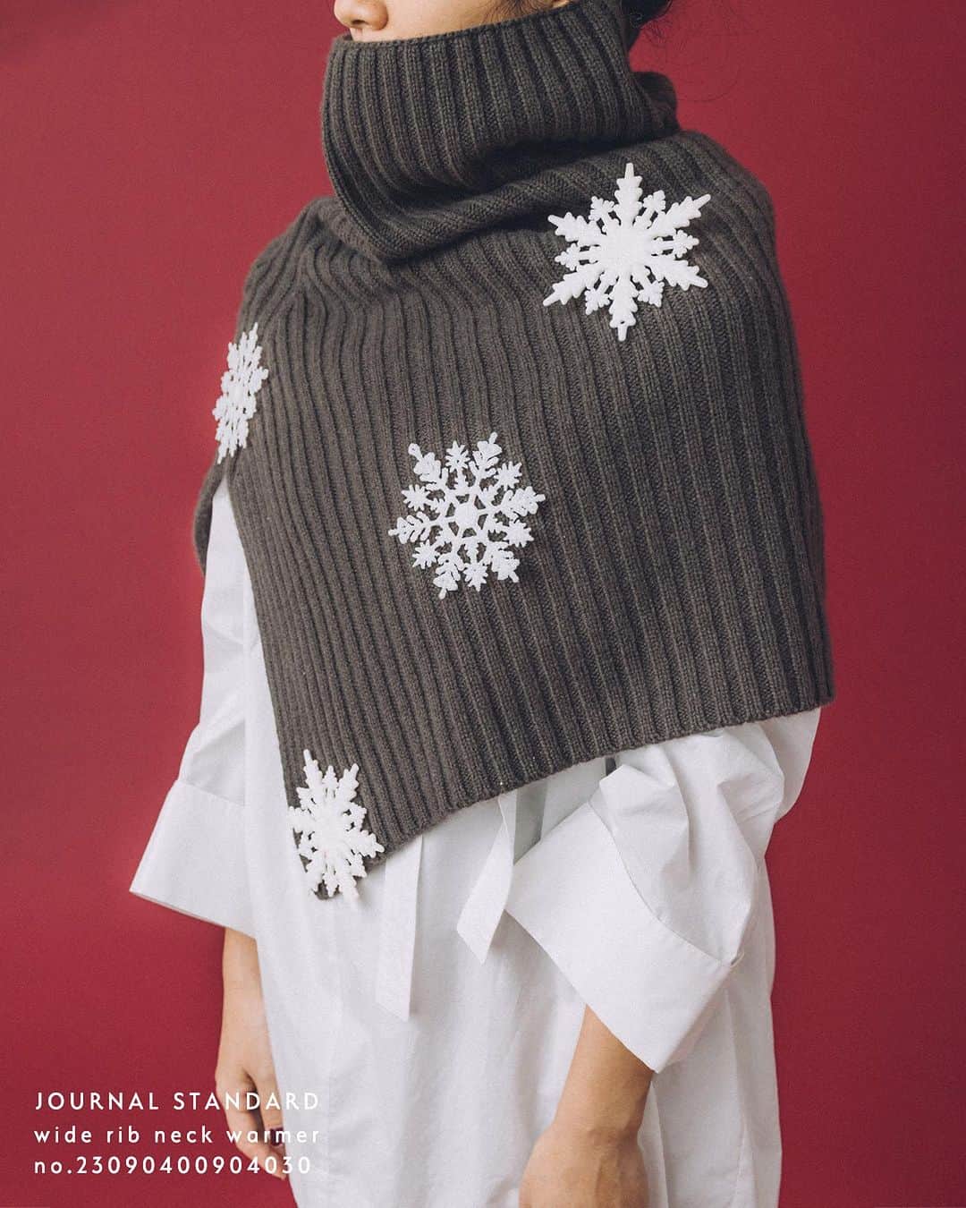 JOURNAL STANDARDさんのインスタグラム写真 - (JOURNAL STANDARDInstagram)「12月になりクリスマスも近づいてきましたね。  JOURNAL STANDARDではお洋服から小物までギフトにぴったりなアイテムを幅広くお取り扱いしております。  今年一年頑張った自分に、家族に、パートナーに… 「大切な人へ」贈るおすすめのギフトをピックアップ致しました。  ぜひチェックしてみてください。  ———  ■カシミヤストール ¥19,800 tax included No.23098400800030  ■【adidas Originals/アディダスオリジナルス】SUPERSTAR LUX JS EXCLUSIVE ¥19,800 tax included No.23093410001730  ■ワイドリブネックウォーマー ¥11,000 tax included No.23090400904030  ■DELSOL EL MARE ALPACA M ¥6,200 tax included 23090410000730  ■DELSOL EL MARE ALPACA S ¥5,200 tax included 23090410000630  ■COSY DOG ¥6,300 tax included 23090410001230  ■【TOV/トーヴ】BUFF BODY：ボディバッグ ¥28,600 tax included 23092410006830  ■【WILLIAM BRUNTON/ウィリアム ブラントン】CASHMERE リブアームウォーマー ¥9,900 tax included 23090410000130  ■【CORSO ROMA 9/コルソローマノーヴェ】ロングブーツ ¥37,400 tax included 23093410003630  ■【CORSO ROMA 9 / コルソローマノーヴェ】ショートブーツ ¥26,400 tax included 23093410003530  ■【ARTESANOS/アルテサノス】チェーンローファー ¥26,180 tax included 23093410004930  ■フォックスアルパカファープルオーバー ¥19,800 tax included 23080400329040  ■【THE NORTH FACE/ザ・ノース・フェイス】 MINI NUPTSE JACKET:キーホルダー ¥4,950 tax included 23091410000030  ■ウォッシャブルウールフード ¥8,800 tax included 23090400700040  ■COSY BEAR ¥6,300 tax included 23090410001130  ———  #ジャーナルスタンダード #レディースファッション #ベイクルーズ #大人コーデ  #冬服#冬物#冬コーデ#大人コーデ#30代コーデ#40代コーデ#クリスマス#クリスマスギフト#クリスマスプレゼント#カシミヤストール#adidasOriginals#アディダス#ネックウォーマー#DELSOL#アルパカ#TOV#冬バッグ#ローファー#THENORTHFACE#ザノースフェイス」12月2日 10時02分 - journalstandard.jp