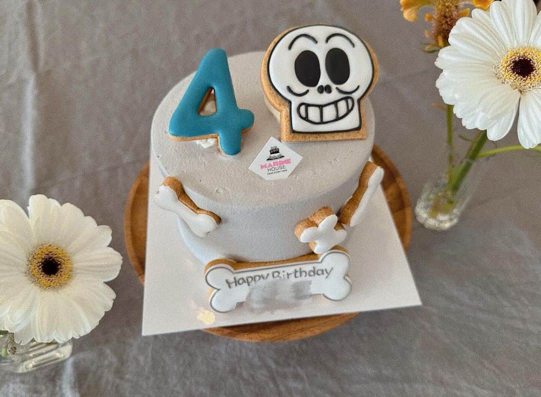 瀬戸サオリのインスタグラム：「4歳のケーキは 大好きなホラーマン🦴でした🤍👦🏻🤍 おしゃれで可愛い…🤍  毎年オーダーしている @marinehouse_yourstorycake  いつもありがとうございます🌼  お誕生日プレゼントは BRIOにしました☺️🪜  #お誕生日ケーキ #ホラーマンケーキ」