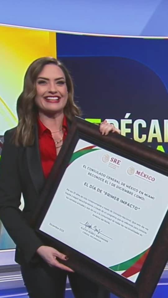 Primer Impactoのインスタグラム：「🎉 ¡Nombran el 1 de diciembre como Día de Primer Impacto!   🇲🇽 El consulado de México en Miami ofreció un reconocimiento a #PrimerImpacto por sus 30 años de historia, ofreciendo información precisa y oportuna a la comunidad hispana y dando voz a las voces que deben ser escuchadas.  ¡Muchas gracias a todos por ser parte de esta historia!   #reconocimiento #México #3décadasdeimpacto」