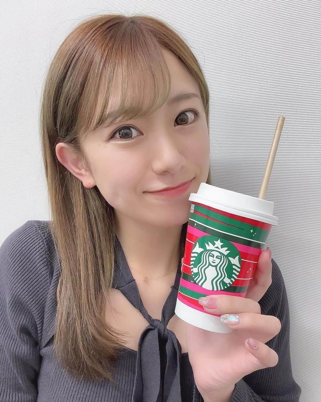 福本愛菜のインスタグラム：「12月こんにちは🤍🤍🤍 2023年もあと1ヶ月で終わり！！！  年末に向けてのラストスパートみんなもがんばろーっ😎💓  #12月 #こんにちは #あと #1ヶ月 #頑張ろう #😎 #スタバ #starbucks #ホワイトモカ #冬でもアイス #頼みがち #笑」