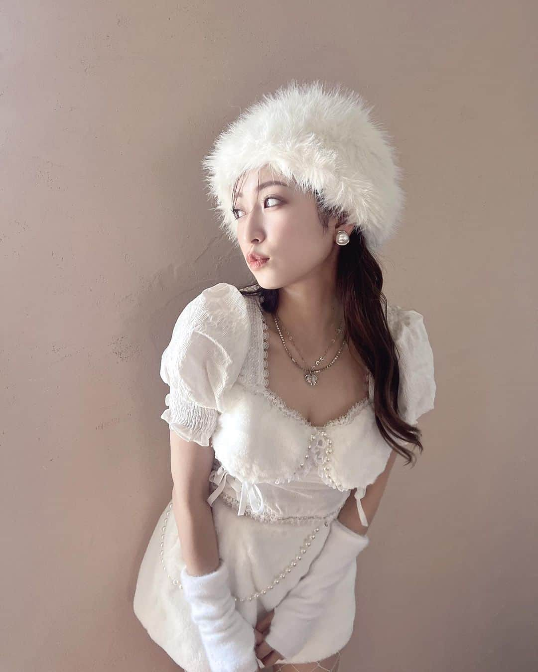 吉田朱里のインスタグラム：「もーすぐ🎄❤️ 街がクリスマスモードで寒いけど外はワクワクしますね💕 ファンクラブもクリスマスアカリンに変わってるよ☺️笑 . 今月からファンクラブの生配信システムが 使えるようになるみたいだから 今度やってみよーと思います🩷 インスタライブとかよりもっとアットホームに なればいいなぁ💕楽しみ！」