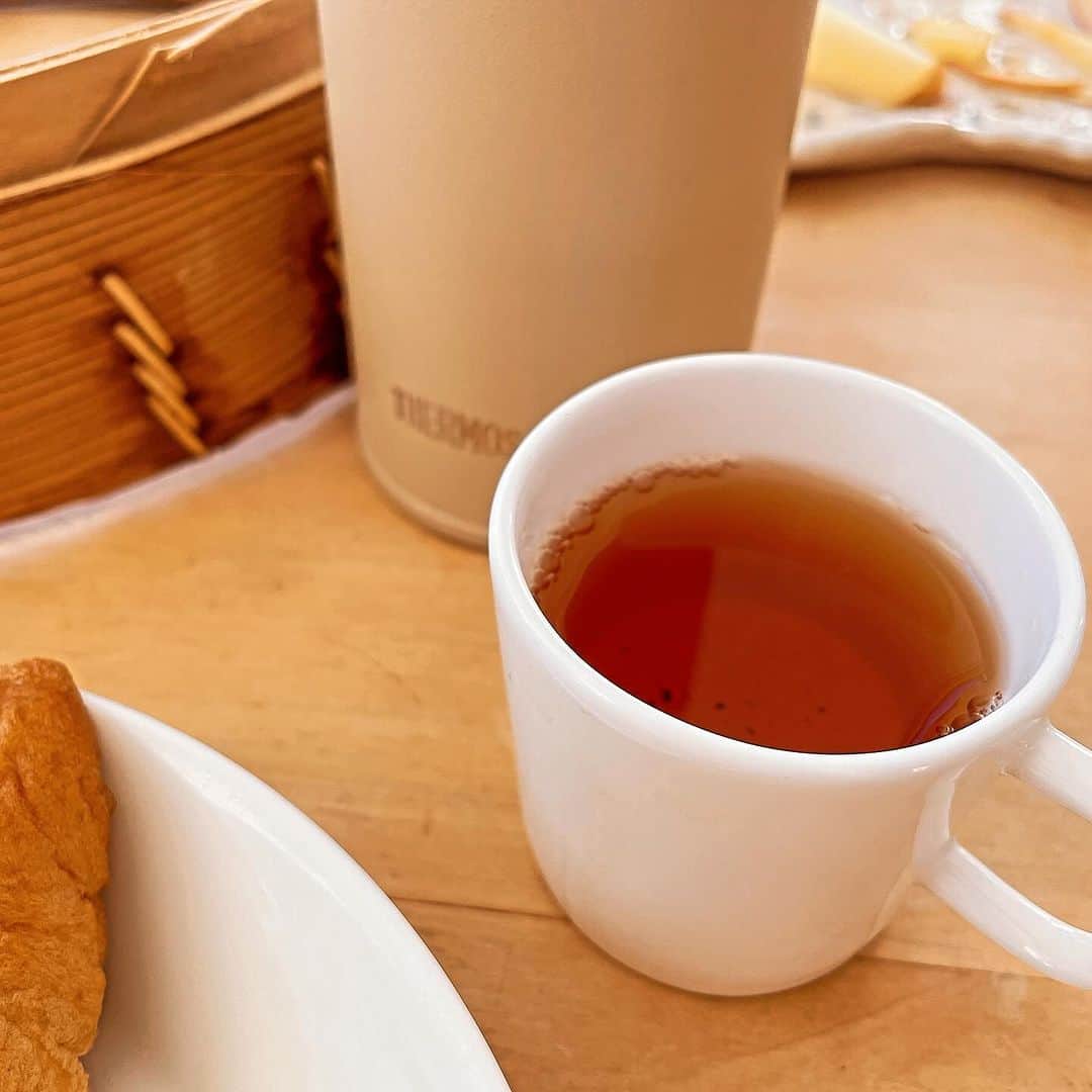井上真帆さんのインスタグラム写真 - (井上真帆Instagram)「一口ひとくち、ときめきたい💐  いつも温かい一口をたのしみたい🌷  ということで、たどり着いたのが ミニカップ☕️  エスプレッソを飲むようなデミタスカップを 紅茶やドリップコーヒーでも 使っています♡  いつも温かい一口を迎えたいから ポットで作った紅茶やコーヒーは #サーモス　の　保温ポットへ。  子どもと一緒に 慌ただしく過ごす朝は、 せっかく淹れたコーヒーも すぐ冷めちゃう。  「コーヒーが冷めないうちに」は 夢のまた夢😂  だから 冷めないうちに 保温ポットへ☺️  飲みきれなかった分は そのままお出かけのおともになります♡  #井上真帆　#ナレーター　#MC #フリーアナウンサー　#ホリプロ  #こども手話ウイークリー　#手話勉強中　#声のお稽古  #ナレーション #紅茶 #紅茶のある暮らし #サーモス」12月2日 10時00分 - mahoinoue_powerofvoice