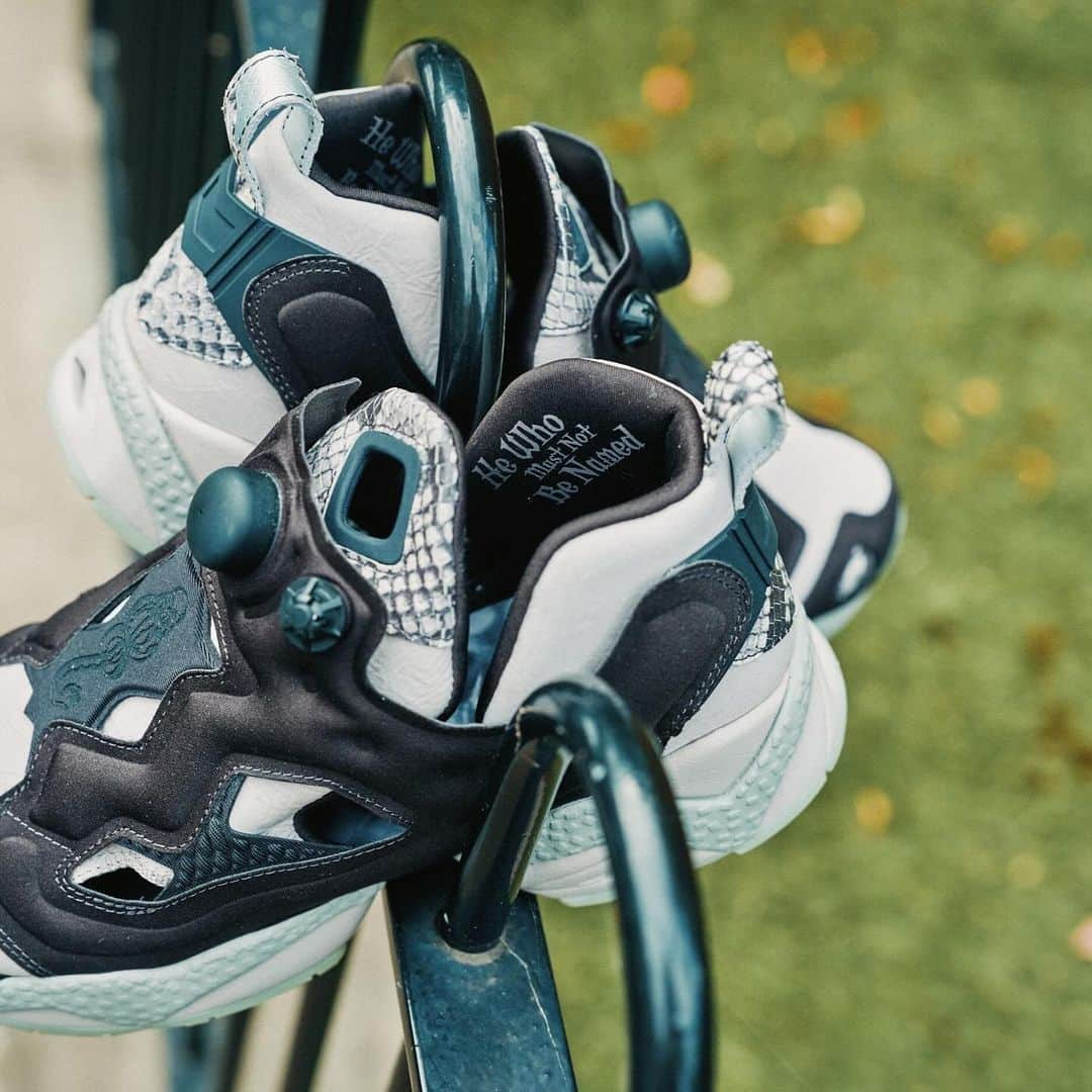 Reebok JPのインスタグラム：「. Reebok x Harry Potter🪄 "INSTAPUMP FURY95"  Reebokに魔法がかかる✨  「名前を呼んではいけないあの人」と呼ばれる ヴォルデモート卿にインスパイアされた一足。 スリザリン寮のモチーフである、 蛇のウロコがあしらわれたパーツもポイントに。  Reebok has magic✨  A pair of shoes inspired by Lord Voldemort, also known as "He Who Must Not Be Named." Parts featuring snake scales, a motif of Slytherin House, are also a highlight.  #Reebok #リーボック #HarryPotter #ハリーポッター」