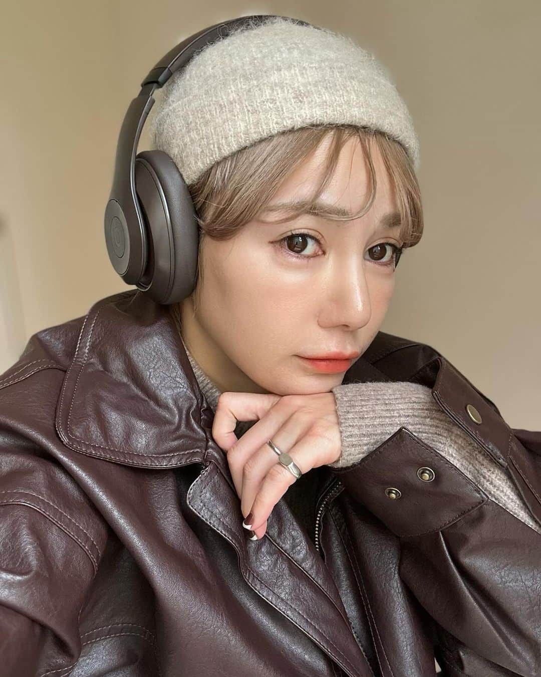 長谷川あやのインスタグラム：「・ #PR#beats  愛用中の🎧Beats Studio Pro🫰 娘を幼稚園に送った後音楽聴きながら ちょこっと遠回りして帰るのが日課👩🏻‍🦰💛  ファッションにも合わせやすいし 男女共に使えるデザインなのでこれからの季節 プレゼントにもおすすめです🥺💭」