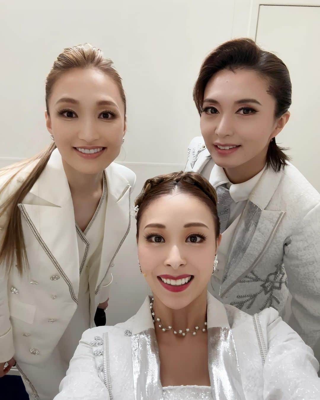 沙月愛奈さんのインスタグラム写真 - (沙月愛奈Instagram)「⁡ ⁡ 久しぶりに揃ったこの3人。 でも当たり前の空気感なんだなぁ。 気心知れた仲だから、しっかりしてない私は更にふにゃふにゃ😊お互いが補う感じ。あやちゃんとは同じくらいのふにゃふにゃ感だから(と勝手に思っている)、きんぐが1番しっかりしてるかも。 ⁡ この3人で、星逢一夜から｢星探しの唄｣を歌わせていただきました。ちぎさん( #早霧せいな さん)時代の雪組には欠かせない作品でしたし、私たちにとって思い入れの強い作品でしたので、大切に大切に歌いました。この作品の曲はメロディーラインがどれも美しくて好きなんですよね。 ちぎさんや、ゆうみ( #咲妃みゆ ちゃん)にも会いたかったなぁ✨そして、3人で見上げた劇場の星は心に残るほど綺麗でした。 ⁡ 卒業して少し離れた期間がある今、再び一緒に同じ舞台に立てる喜び。本当に幸せな時間でした。ありがとう♡  あ、雪組ポーズが上級生の方々へ広まったの嬉しかったね、あやちゃん😆   #greatestdream  #雪100   #望海風斗  #蓮城まこと  #89期  #星逢一夜  #星探しの唄  #雪組ポーズ ⁡  ⁡」12月2日 10時12分 - satsuki_aina_ayumi