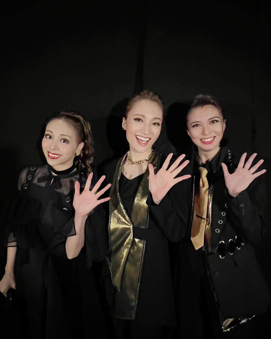 沙月愛奈さんのインスタグラム写真 - (沙月愛奈Instagram)「⁡ ⁡ 久しぶりに揃ったこの3人。 でも当たり前の空気感なんだなぁ。 気心知れた仲だから、しっかりしてない私は更にふにゃふにゃ😊お互いが補う感じ。あやちゃんとは同じくらいのふにゃふにゃ感だから(と勝手に思っている)、きんぐが1番しっかりしてるかも。 ⁡ この3人で、星逢一夜から｢星探しの唄｣を歌わせていただきました。ちぎさん( #早霧せいな さん)時代の雪組には欠かせない作品でしたし、私たちにとって思い入れの強い作品でしたので、大切に大切に歌いました。この作品の曲はメロディーラインがどれも美しくて好きなんですよね。 ちぎさんや、ゆうみ( #咲妃みゆ ちゃん)にも会いたかったなぁ✨そして、3人で見上げた劇場の星は心に残るほど綺麗でした。 ⁡ 卒業して少し離れた期間がある今、再び一緒に同じ舞台に立てる喜び。本当に幸せな時間でした。ありがとう♡  あ、雪組ポーズが上級生の方々へ広まったの嬉しかったね、あやちゃん😆   #greatestdream  #雪100   #望海風斗  #蓮城まこと  #89期  #星逢一夜  #星探しの唄  #雪組ポーズ ⁡  ⁡」12月2日 10時12分 - satsuki_aina_ayumi