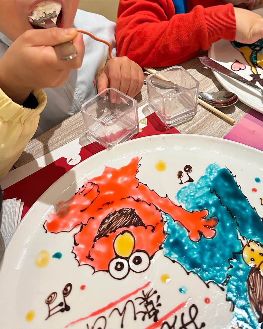 清川あさみさんのインスタグラム写真 - (清川あさみInstagram)「The children's connection connected us. The smiles on the children's faces make me the happiest. I am happy to share it with my mom friends.  実はママ友🤱🏻前田敦子ちゃん！  子供達の繋がりが私達を繋いだ。  こんな再会あるんだ、、AKBとのお仕事以来かな？ あっちゃんと子供の話をするとはあの時思わなかったし、 一緒にUSJに行くとも想像してなかったよ😆  実は久々に再会させてくれたのは子供達。 遊んでたの~紹介されたらママがあっちゃんで😂  そんな子供達のママ皆んなと子供達とのお出かけは楽しすぎました✨子供の笑顔が1番嬉しい、そんな仲良しなママ友達3人でそれを分かち合えて幸せだし、皆んなでワイワイと本当に良い時間でした。  相変わらずのユニバーサルスタジオジャパンの人気ぶりに圧倒されながらお馴染みマリオの世界を堪能してきました！  私が被ってるのは新作のSNOOPYの帽子です🧢何にでも合うので便利です、是非！  #子供達大喜び  #前田敦子　ちゃんずっと変わらない✨ #mykidsfriends  #子育てママ  #いつかのごはん  #4kids  #usjコーデ  #ユニバ #ユニバーサルスタジオジャパン  @universal_studios_japan  @atsuko_maeda_official」12月2日 10時04分 - asami_kiyokawa