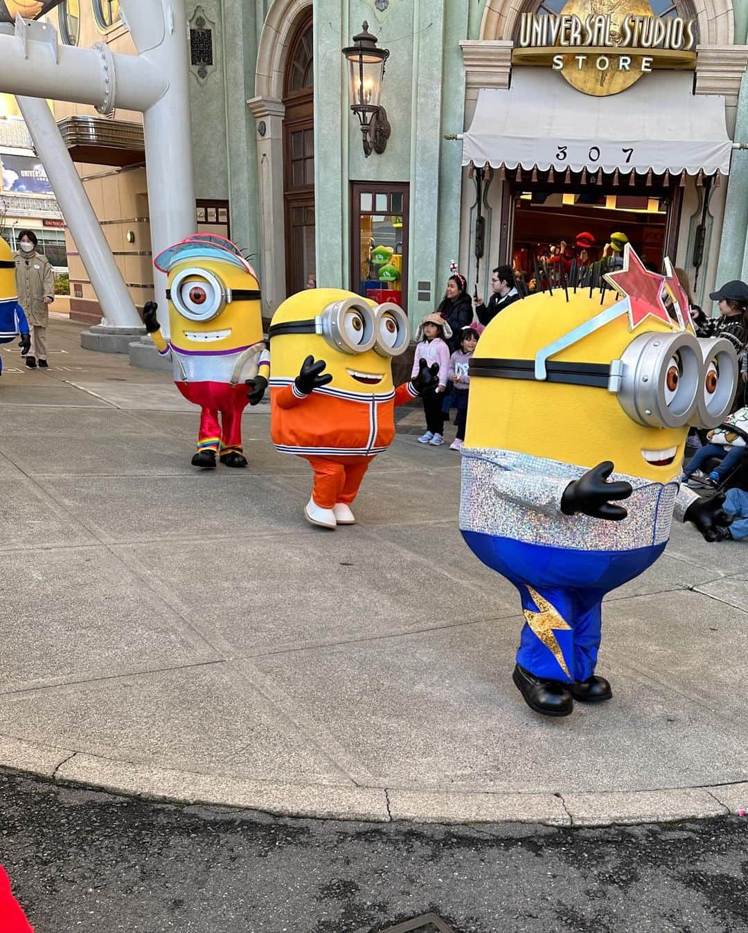 清川あさみさんのインスタグラム写真 - (清川あさみInstagram)「The children's connection connected us. The smiles on the children's faces make me the happiest. I am happy to share it with my mom friends.  実はママ友🤱🏻前田敦子ちゃん！  子供達の繋がりが私達を繋いだ。  こんな再会あるんだ、、AKBとのお仕事以来かな？ あっちゃんと子供の話をするとはあの時思わなかったし、 一緒にUSJに行くとも想像してなかったよ😆  実は久々に再会させてくれたのは子供達。 遊んでたの~紹介されたらママがあっちゃんで😂  そんな子供達のママ皆んなと子供達とのお出かけは楽しすぎました✨子供の笑顔が1番嬉しい、そんな仲良しなママ友達3人でそれを分かち合えて幸せだし、皆んなでワイワイと本当に良い時間でした。  相変わらずのユニバーサルスタジオジャパンの人気ぶりに圧倒されながらお馴染みマリオの世界を堪能してきました！  私が被ってるのは新作のSNOOPYの帽子です🧢何にでも合うので便利です、是非！  #子供達大喜び  #前田敦子　ちゃんずっと変わらない✨ #mykidsfriends  #子育てママ  #いつかのごはん  #4kids  #usjコーデ  #ユニバ #ユニバーサルスタジオジャパン  @universal_studios_japan  @atsuko_maeda_official」12月2日 10時04分 - asami_kiyokawa
