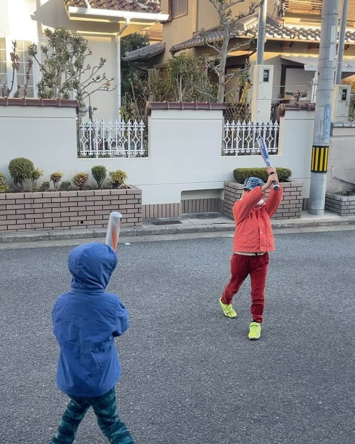 生島早織のインスタグラム：「朝7時半☀️  子供達と同じタイミングで私も出発だったので、早めに用意できた子供達は玄関前で素振り⚾️⁉️ なんか変な動きだけど😁  私は自宅から15分のゴルフ場⛳️  近いのって本当に助かる〜😍  気温6度　風強め〜🌪️  ちょっと寒かったけど、コースコンディションも💯‼️  楽しいラウンドでした❣️  しかし・・・  毎回思う‼️ 練習グリーン上の男性浴場♨️  ラウンド後、パター練習していると石鹸の良い匂いがしてきます🧼  コースを眺めながら入浴出来るのでしょうね〜♨️  決して設計ミスではないよね⁉️😅  夜は華金イベント❣️  お友達ファミリーとスシロー🍣  次男、大好きなお姉ちゃんの横の席をリクエスト😍  甘える❣️  むっちくちゃ笑顔やん😍  なかなか甘え上手⁉️  やるなぁ〜🤣  #双子育児 #双子ママ #双子兄弟 #ママはプロゴルファー  #ママゴルファー #ゴルフのお仕事 #スシローだよ #華金 #華金ディナー」