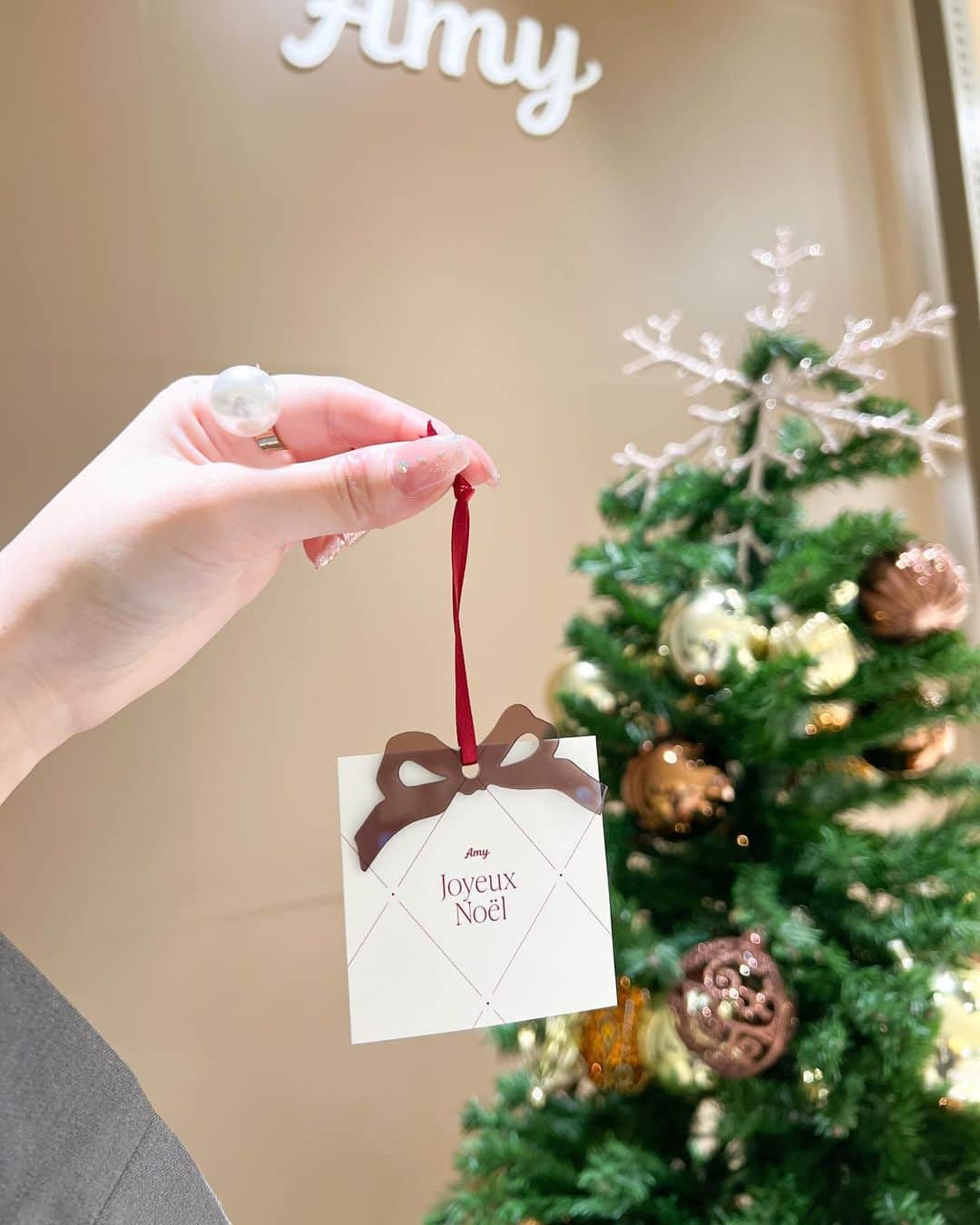 のインスタグラム：「12月🎄🎅🏻✨  渋谷スクランブルスクエアでのPOP UP STOREも、本日が3日目となりました♡♡ 本当に始まると、一瞬で過ぎ去っていくので最後のpopup沢山思い出作って、1日1日を大切に過ごしていきたいです😢🫶🏻  連日、沢山のご来店ありがとうございます♡♡  今日は、14:00〜21:00店頭にいます！ ぜひお待ちしています〜☺️  snsに投稿するともらえる、オーナメントやノベルティまだございます！ 今日からの新作もあったり ゆっくり店内ご覧下さいね🥰❄️♥️」